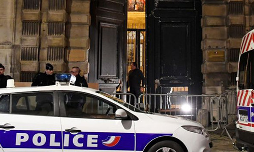 Cửa vào văn phòng của Griveaux ở Paris bị phá hoại.Ảnh: AFP.