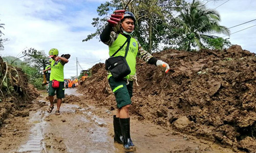 Đội cứu hộ mang xẻng và cuốc đào qua lớp đất đá sạt lở tìm kiếm nạn nhân ở Camarines Sur, trung tâm Bicol hôm 1/1. Ảnh: ABS.