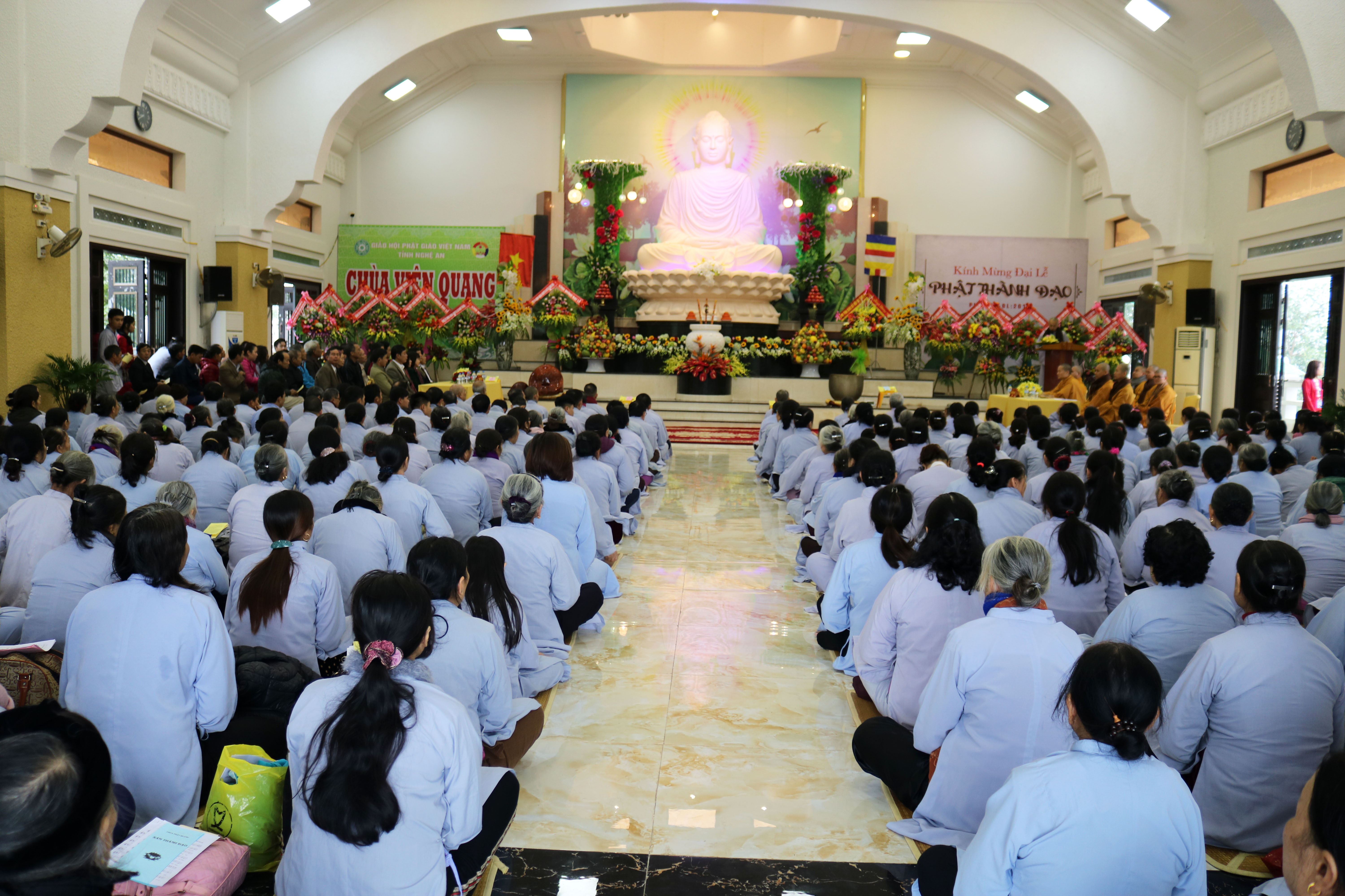 Đông đảo phật tử trong và ngoài tỉnh cùng nhân dân địa phương đã đến dự lễ Phật Thành Đạo, tưởng nhớ ngày thành đạo của Đức Phật với tất cả tấm lòng tôn kính