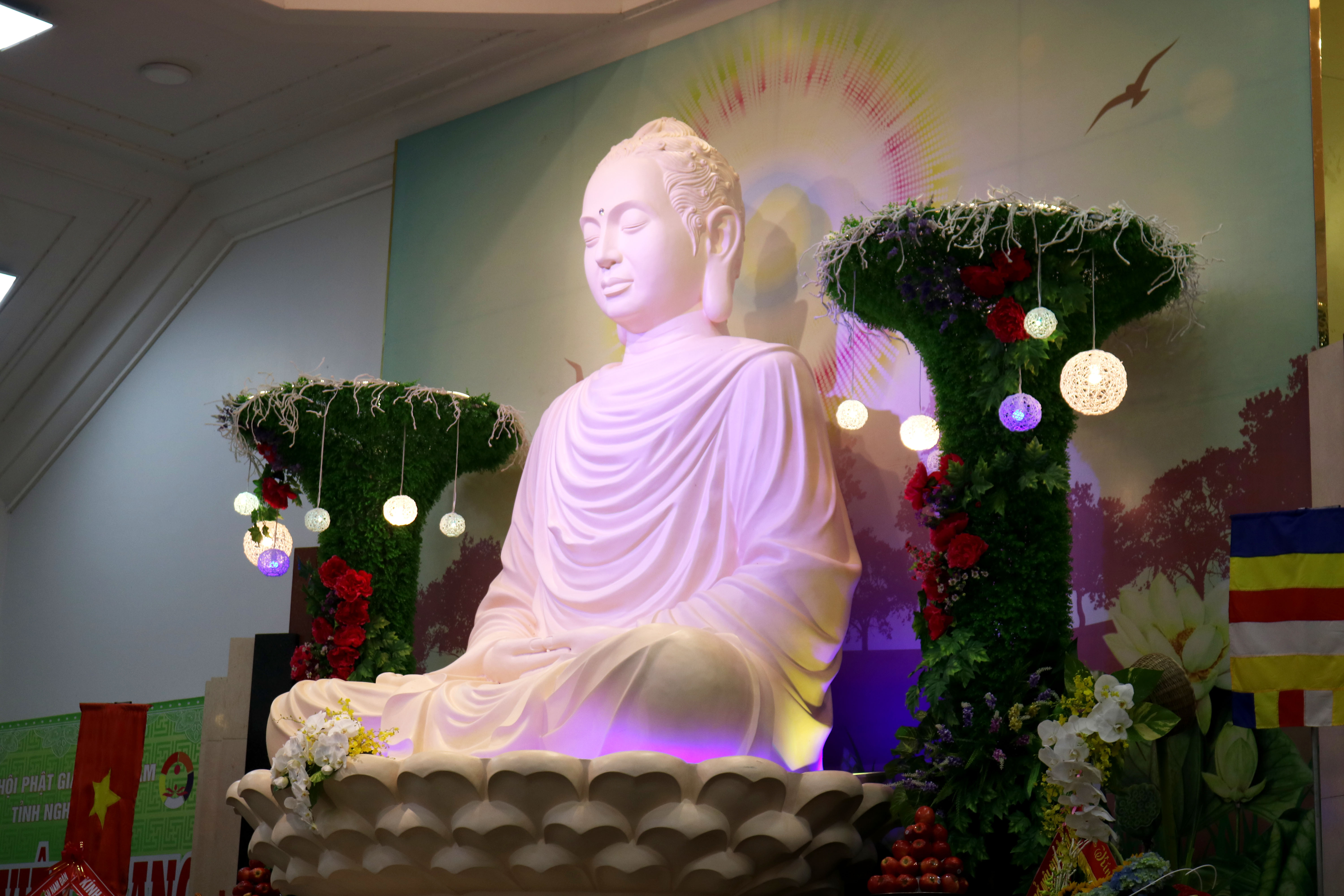 Cách đây hơn 2500 năm, thái tử Tất Đạt Đa ở Ấn Độ sau 6 năm tu khổ hạnh và 49 ngày đêm ngồi tĩnh tọa dưới gốc bồ đề, đã chứng đắc quả vị trở thành Phật Thích Ca Mâu Ni. Ngày 8 tháng 12 âm lịch trở thành ngày lễ Phật Thành Đạo.