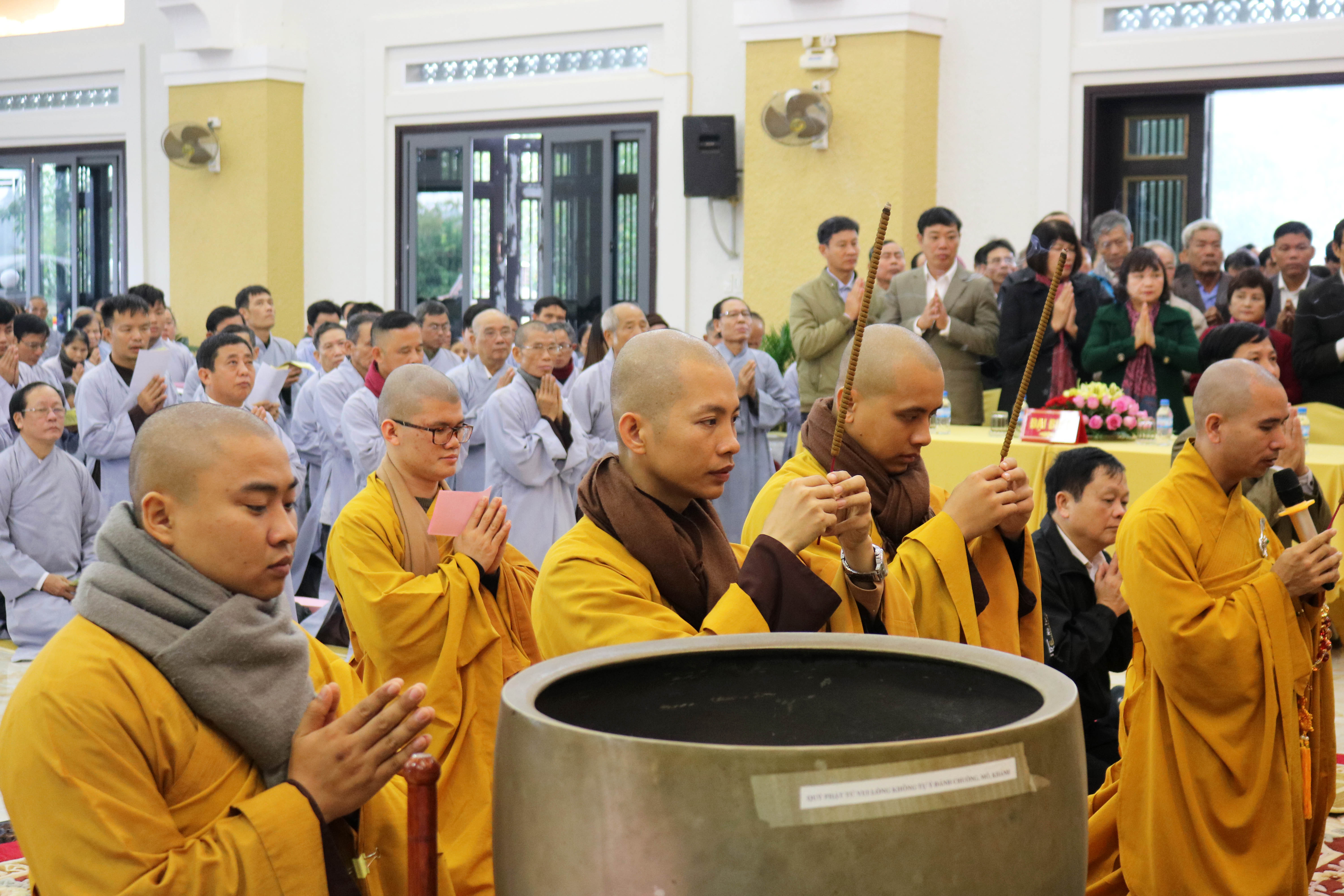 Đại lễ Phật Thành Đạo ở chùa Viên Quang năm nay diễn ra với nhiều hoạt động tâm linh và văn hóa như: văn nghệ, thuyết giảng, tọa thiền, tụng kinh Bát Chánh Đạo, tụng sám Thành đạo, Dâng hoa… 