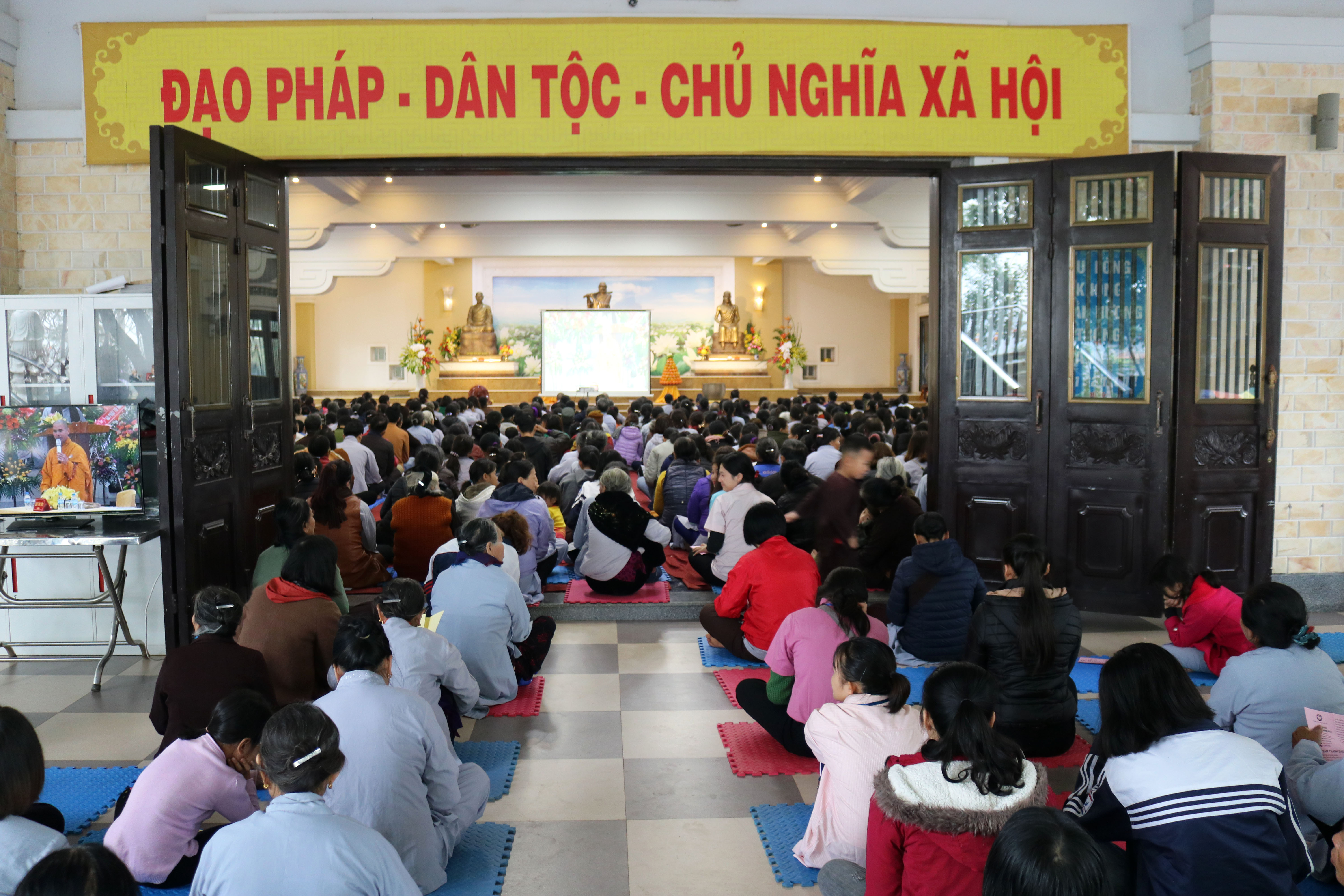 Mỗi dịp đại lễ diễn ra tại chùa Viên Quang, nhà chùa đã lắp đặt nhiều màn hình lớn để hàng nghìn phật tử về chùa đều có thể theo dõi được buổi lễ.  Ảnh: Huy Thư