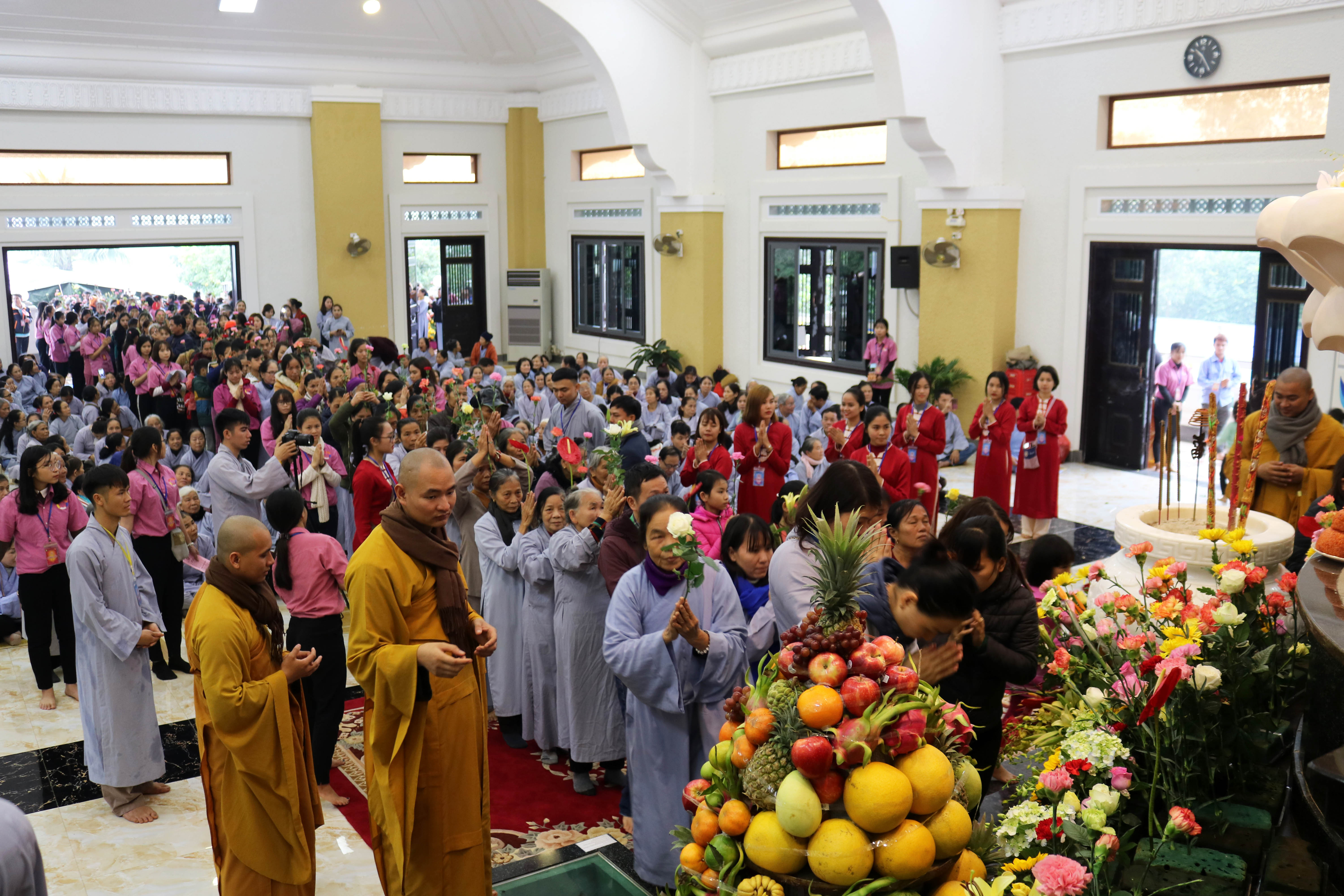 Hàng nghìn phật về dự lễ tử xếp hàng trật tự thành kính dâng hoa mừng ngày Phật Thành Đạo. Ảnh: Huy Thư