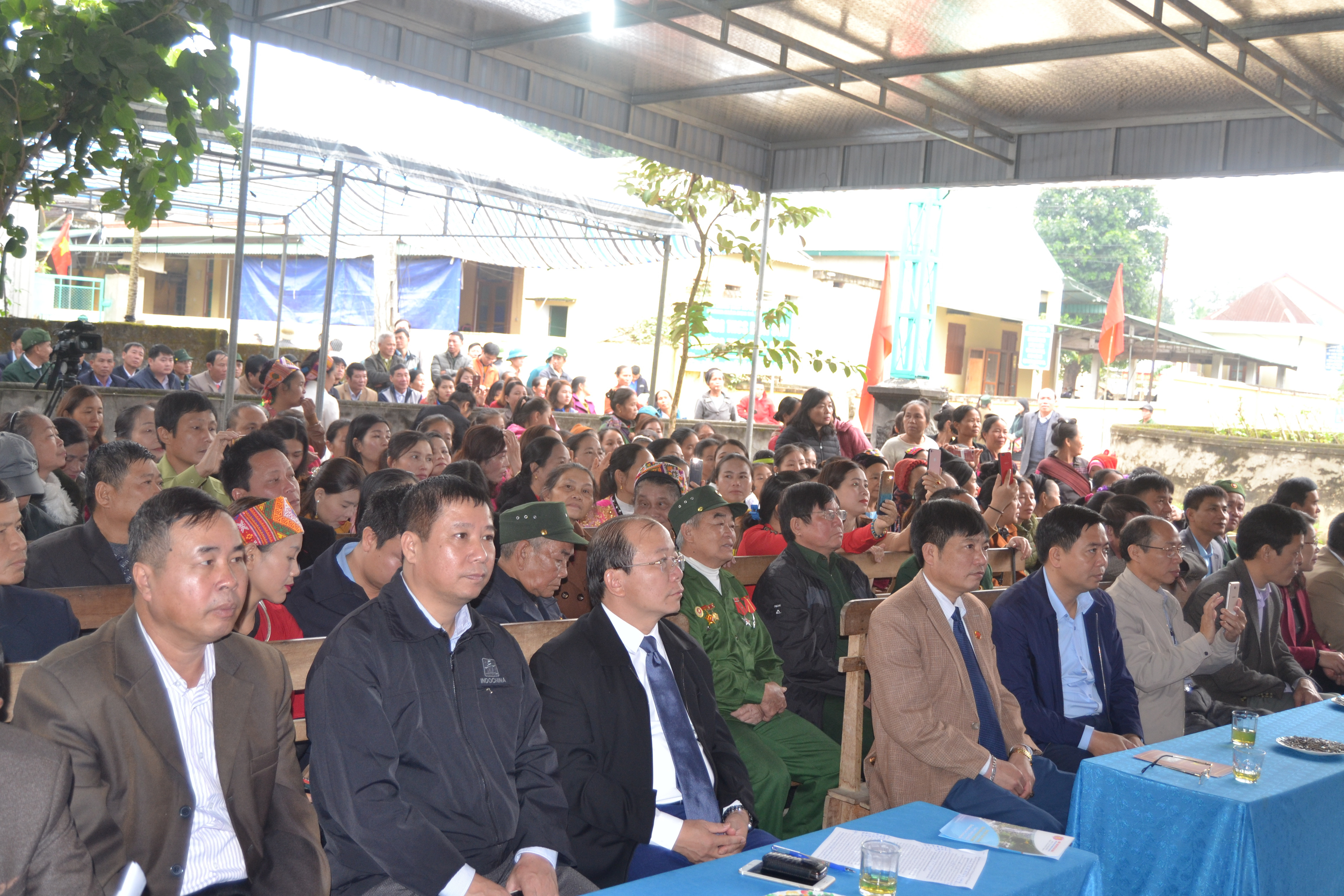 Các đại biểu tham gia buổi lễ công nhận bản Thái Sơn 1, xã Môn Sơn đạt chuẩn nông thôn mới. Ảnh: Bá Hậu