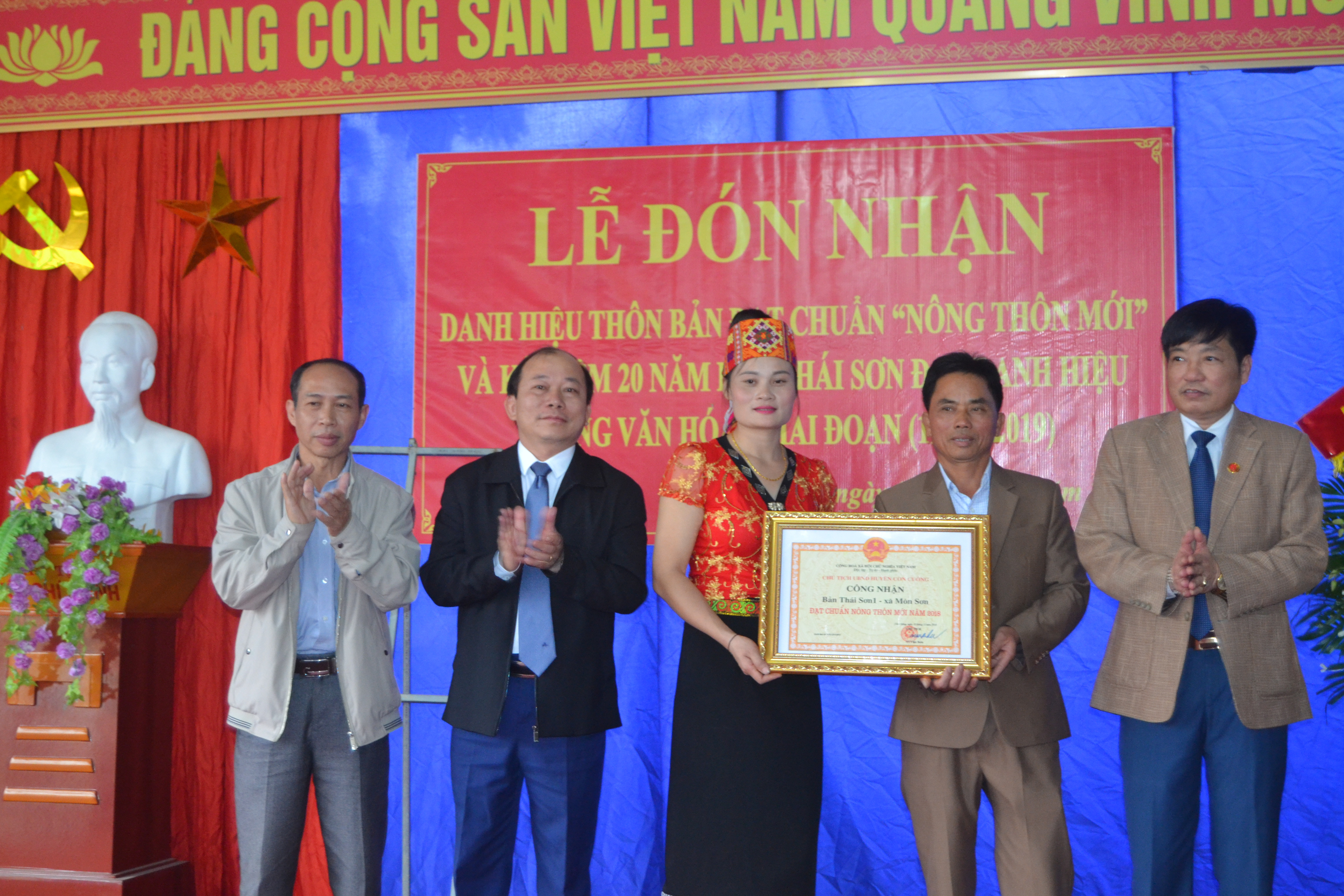 Lãnh đạo huyện Con Cuông trao Công nhận bản đạt chuẩn nông thôn mới cho bản Thái Sơn 1, xã Môn Sơn (Con Cuông). Ảnh: Vi Nhẫn