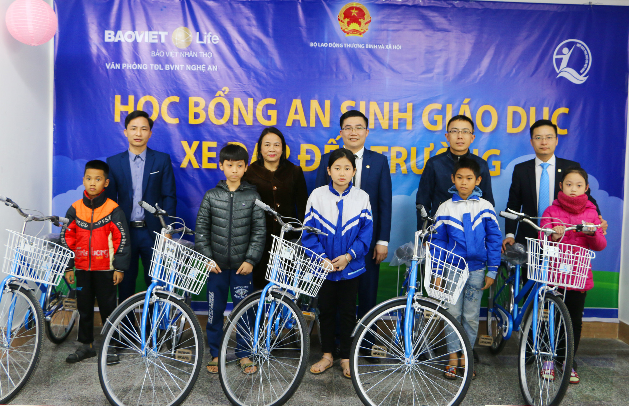 Trao học xe đạp cho học sinh Tiểu học Nghi Thái, Nghi Lộc. Ảnh: Nguyễn Hải