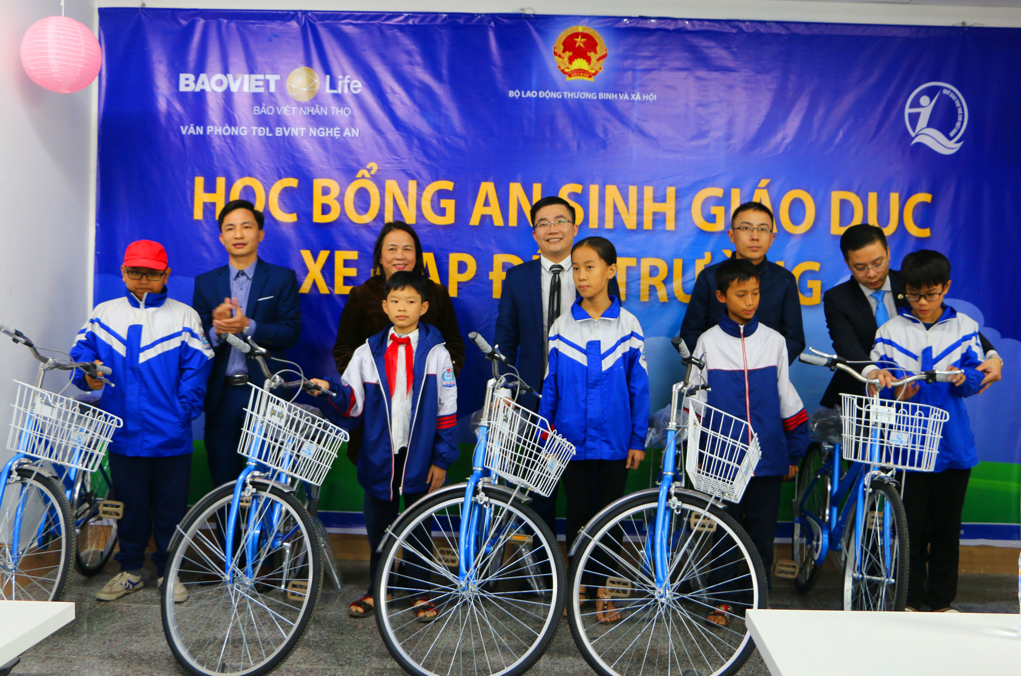 Đại diện Quỹ Bảo trợ trẻ em Nghệ An và Nhà tài trợ trao xe đạp cho học sinh Tiểu học Đội Cung, TP Vinh. Ảnh: Nguyễn Hải