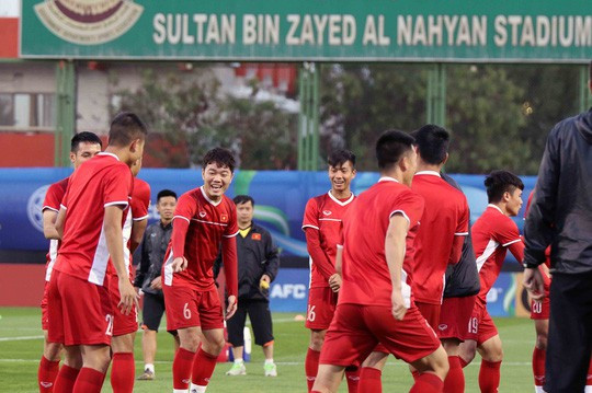 Không khí vui tươi tràn ngập trong buổi tập đầu tiên của tuyển Việt Nam trên đất UAE. Ảnh: Nhật Đoàn