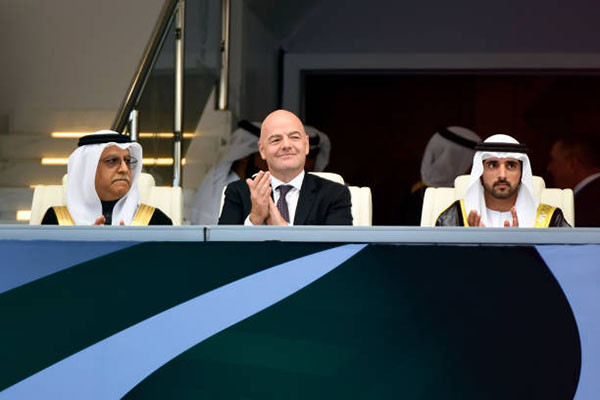 Chủ tịch FIFA, Gianni Infantino (giữa) tỏ vẻ hài lòng với lễ khai mạc Asian Cup 2019.