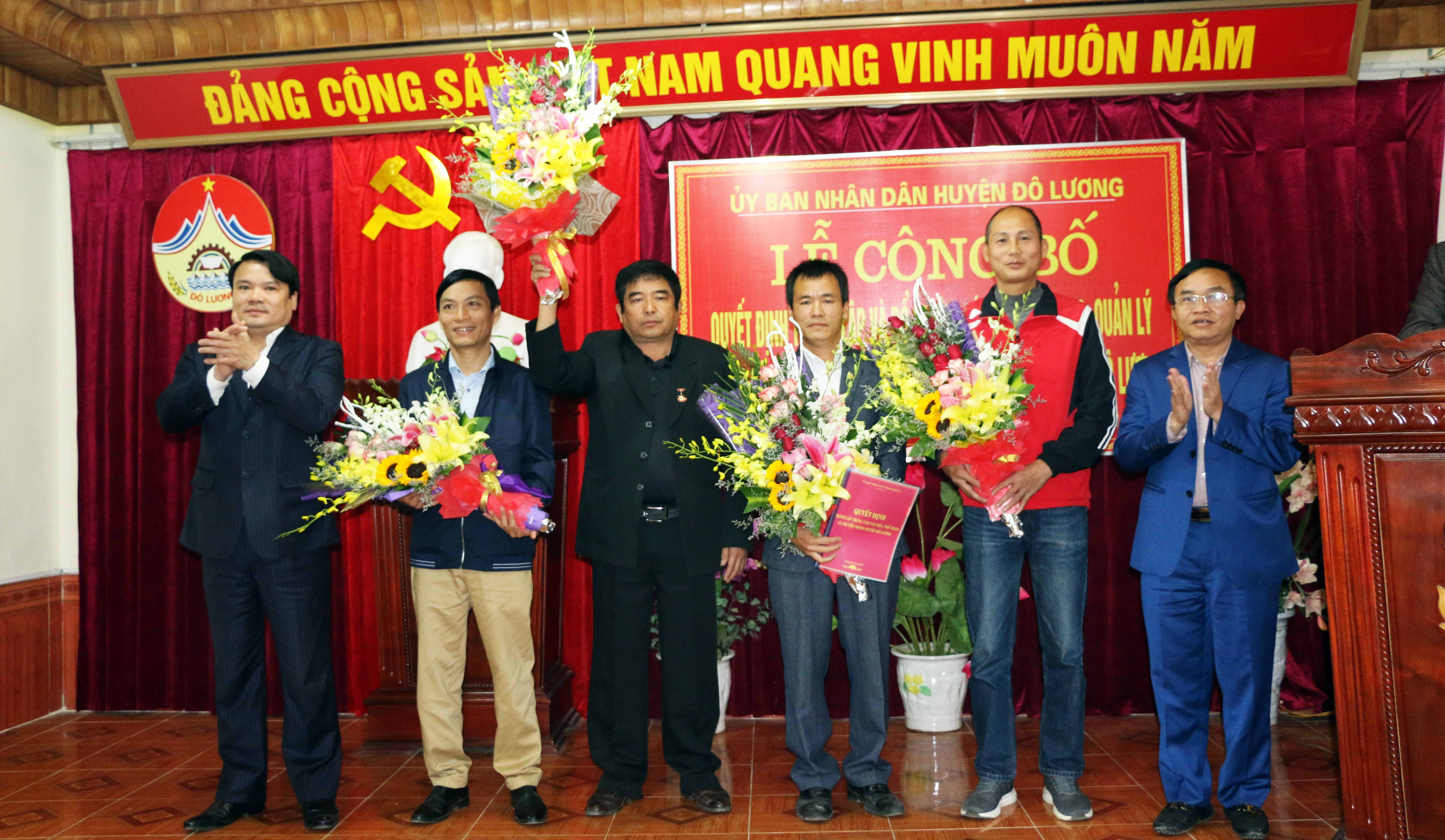 Lãnh đạo huyện Đô Lương trao các quyết định bổ nhiệm và tặng hoa chúc mừng các cán bộ được bổ nhiệm. Ảnh: Thúy Hằng