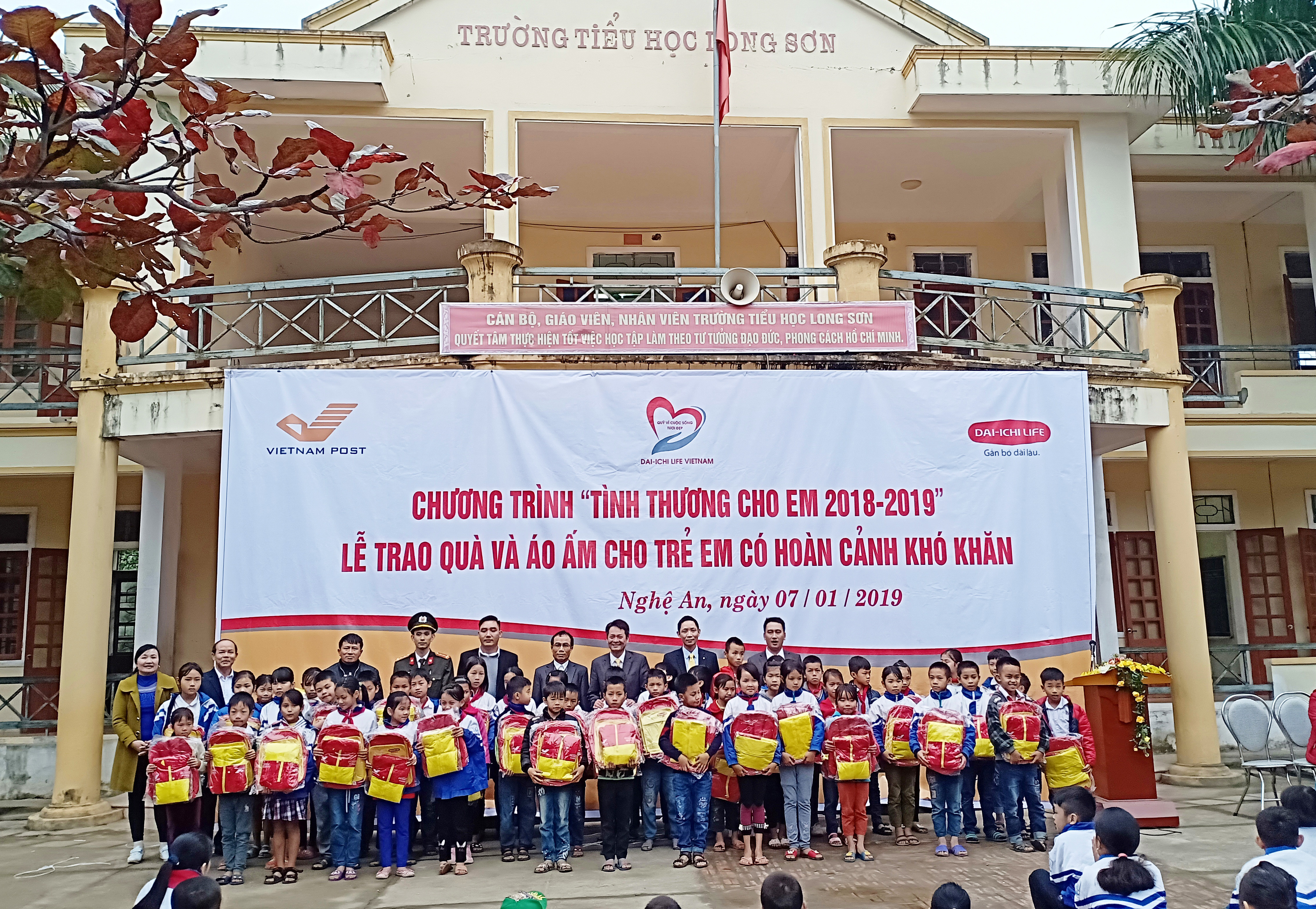 Công ty BHNT Dai-ichi Việt Nam và Bưu điện tỉnh tặng 150 suất quà cho học sinh nghèo ở Trường Tiều học Long Sơn. Ảnh: Thái Hiền 