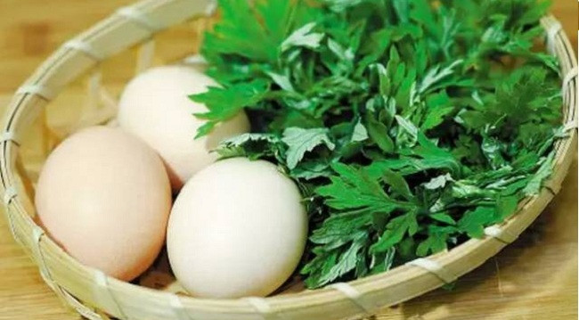 Nguyên liệu: ngải cứu 20 - 30g, trứng gà ta  1 - 2 quả, gừng tươi 1 củ nhỏ, đường đỏ 5g.