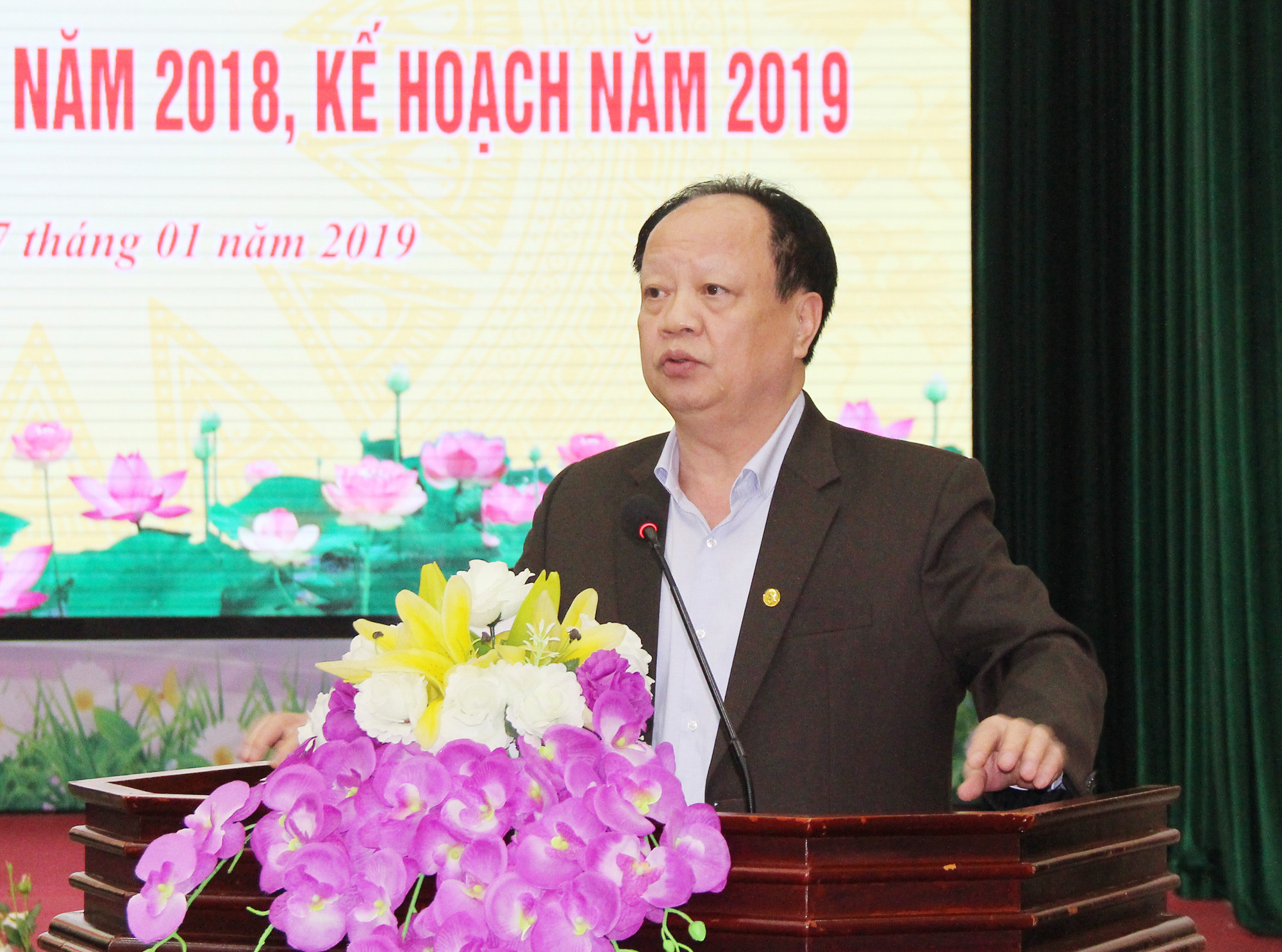 Giám đốc Sở Kế hoạch và Đầu tư Nguyễn Văn Độ giải trình một số vấn đề liên quan đến. Ảnh: Mai Hoa