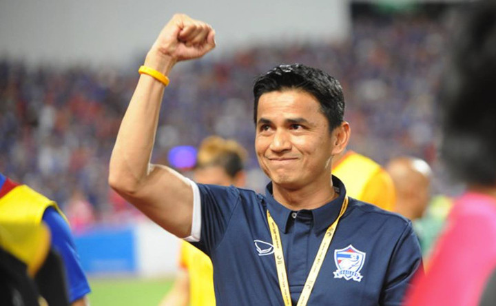 Kiatisuk khi dẫn dắt tuyển Thái vô địch AFF Cup 2016. Ảnh: AFF.