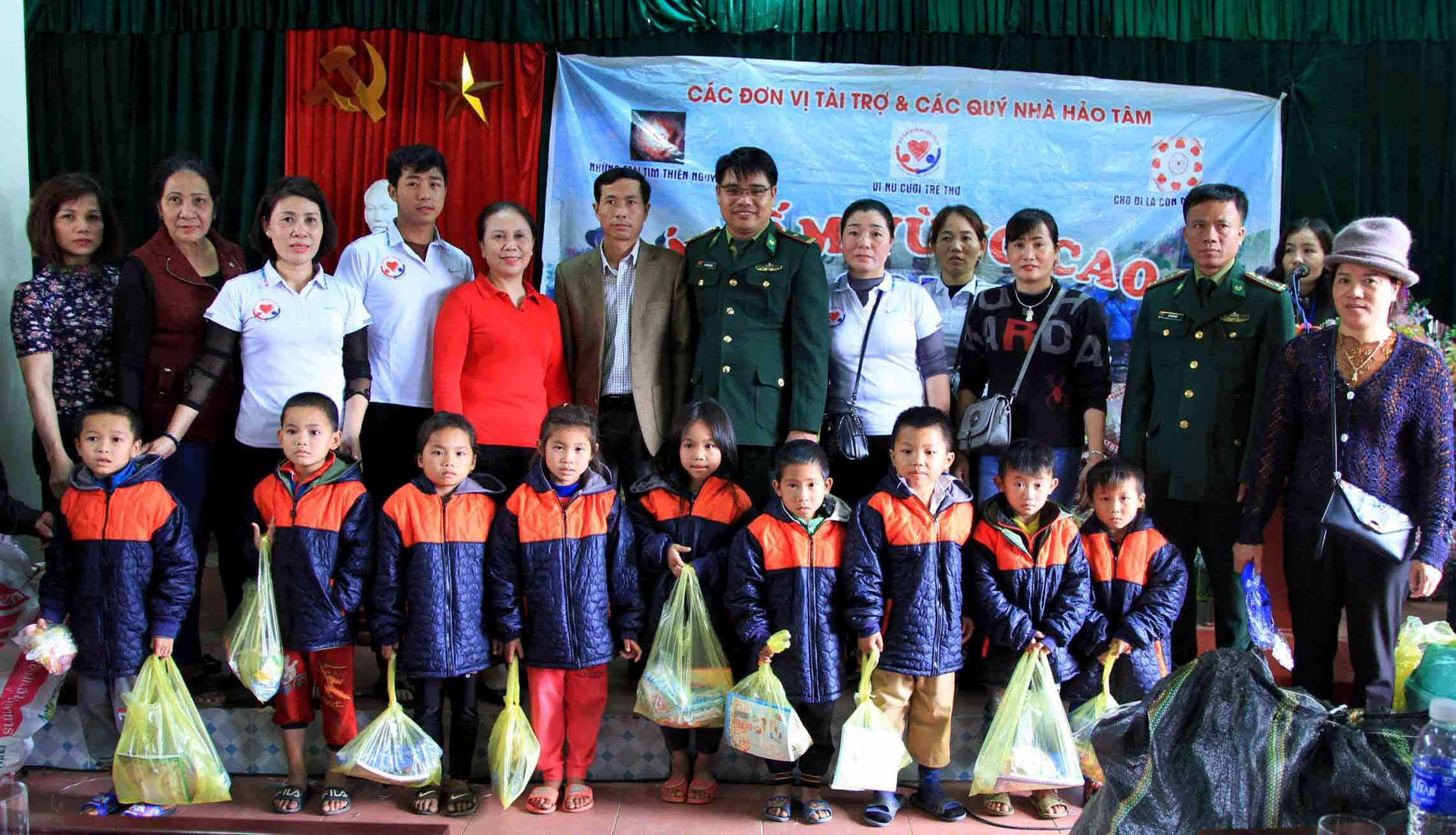 Trao quà cho các em học sinh các bản trên địa bàn xã Hạnh Dịch. Ảnh: Nguyễn Lăng