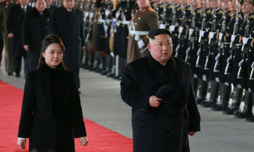 Lãnh đạo Triều Tiên Kim Jong-un (phải) và phu nhân Ri Sol-ju duyệt đội danh dự ở Bình Nhưỡng trước khi lên đường tới thăm Trung Quốc. Ảnh: KCNA.