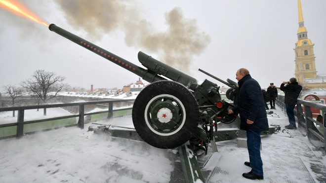 Tổng thống Putin khai hỏa lựu pháo /// Chụp từ Sputnik