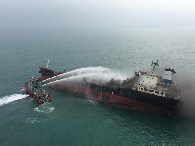 Tàu dầu Việt Nam bị nghiêng sau vụ cháy ở Hong Kong