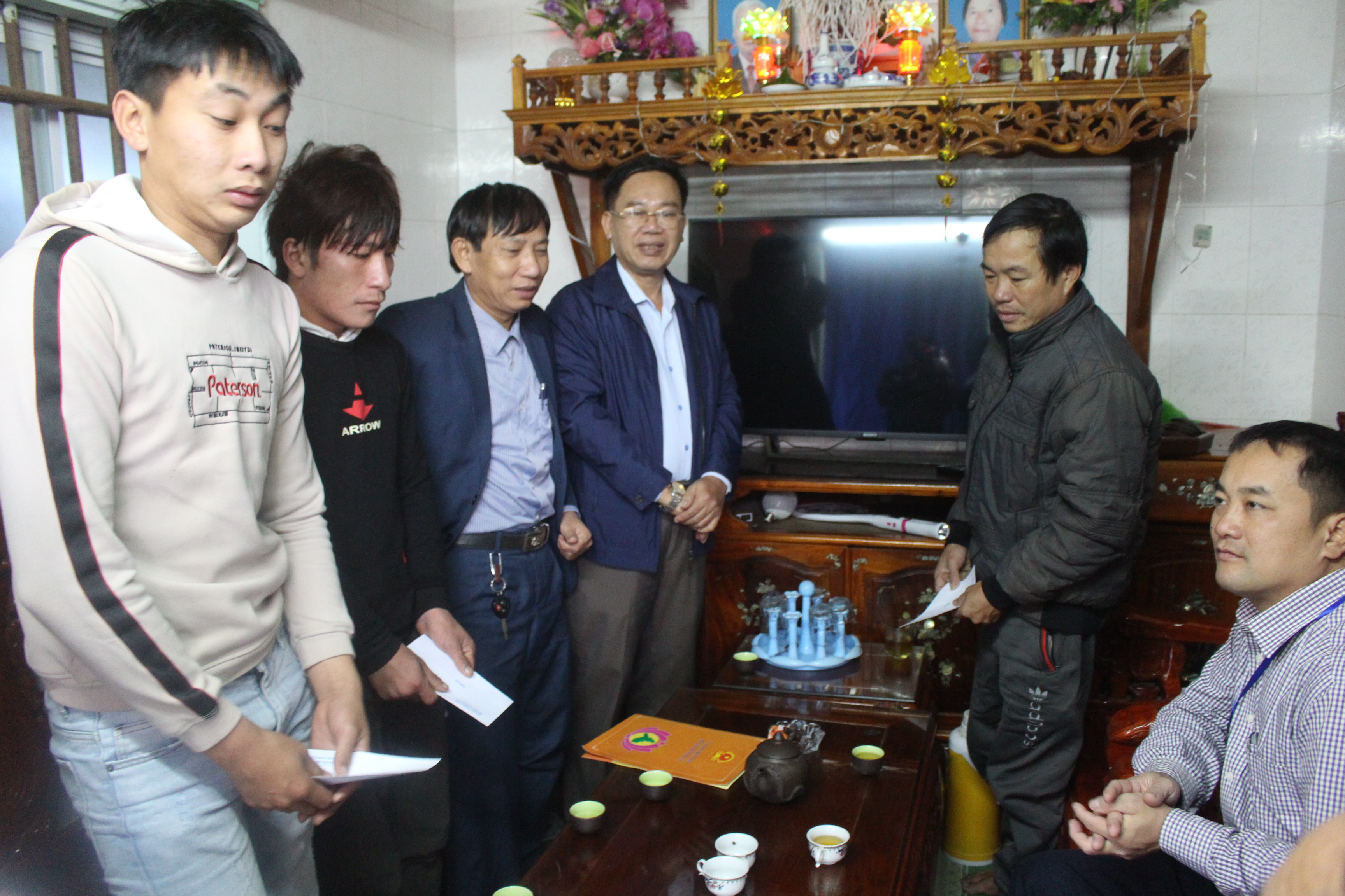 Lãnh đạo huyện Quỳnh Lưu thăm hỏi các thuyền viên. Ảnh: Việt Hùng