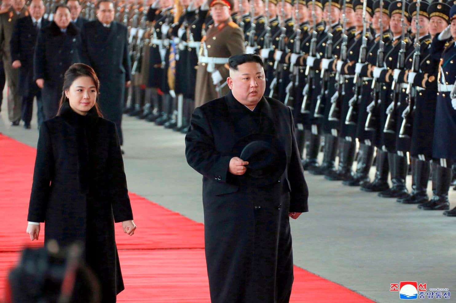 Nhà lãnh đạo Triều Tiên Kim Jong-un và phu nhân trước khi lên đường sang thăm Trung Quốc (Nguồn: AP)