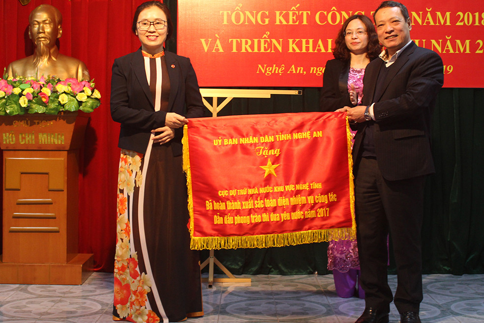 Cục Dự trữ quốc gia khu vực Nghệ Tĩnh nhận Cờ thi đua của UBND tỉnh. Ảnh: Phú Hương