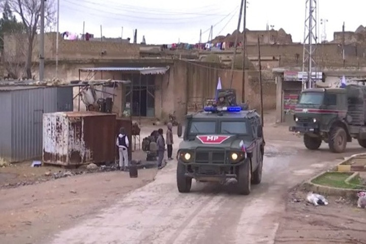 Đoàn xe quân cảnh Nga tuần tra dọc các con đường ở Manbij. Ảnh chụp từ video