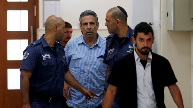Cựu Bộ trưởng Năng lượng Israel Gonen Segev bị giải đến tòa án ở Jerusalem /// Reuters