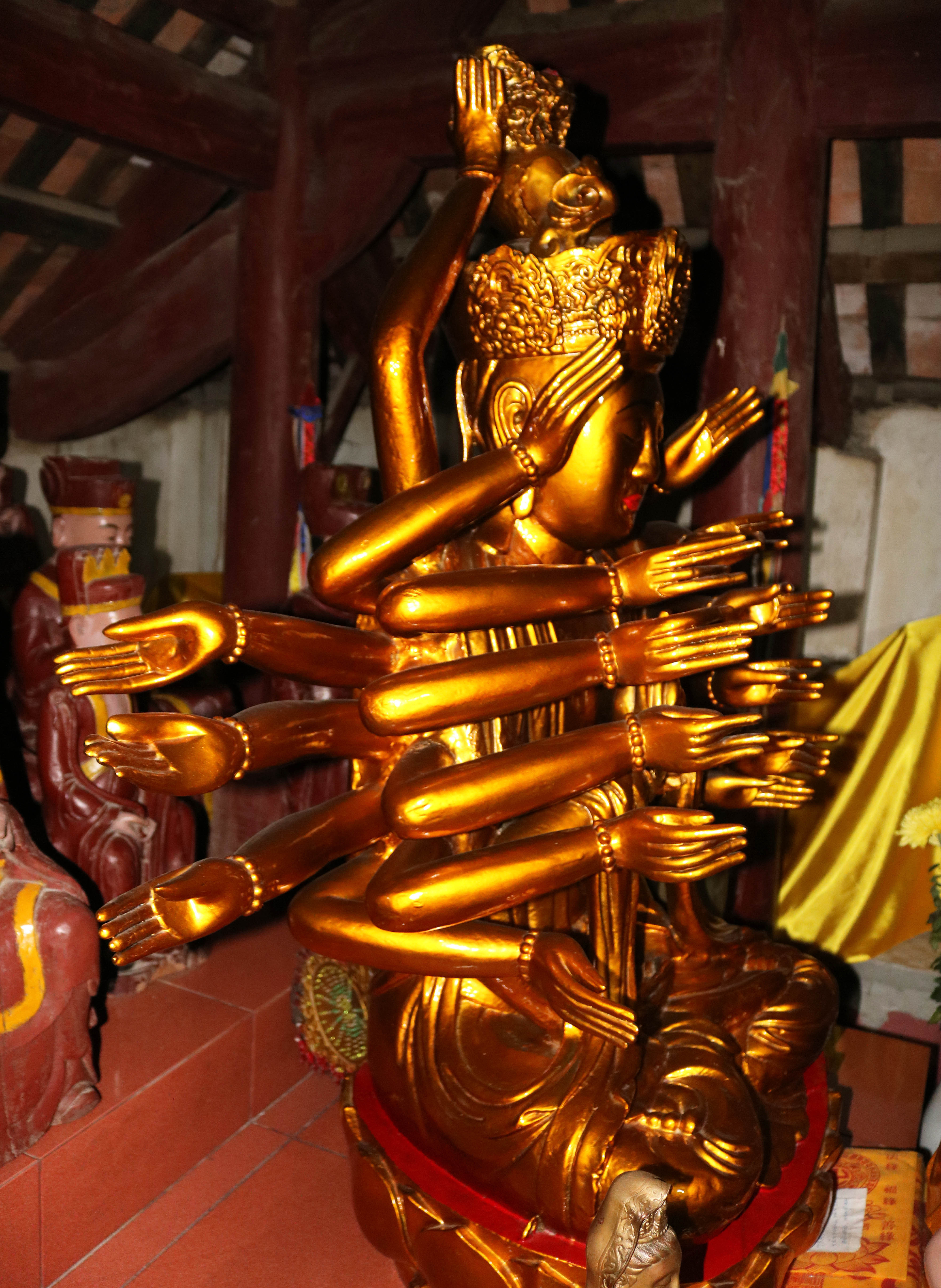 Tượng Phật Mẫu Chuẩn Đề chùa Phúc Mỹ có kích thước khá ấn tượng: chiều cao 2,28 m, chiều rộng của sải tay lớn nhất cũng là 2,28m. Ảnh: Huy Thư