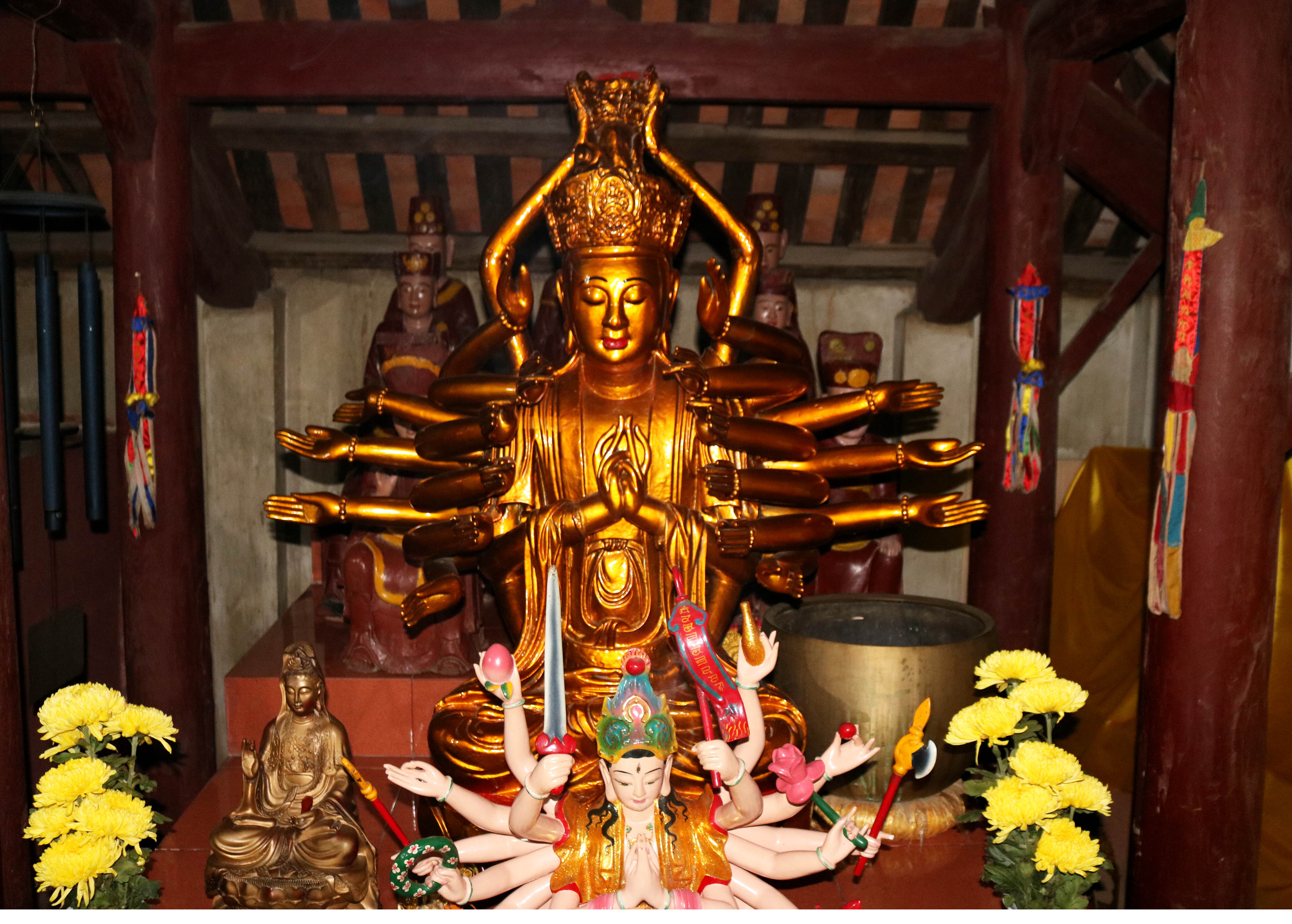 Đặc biệt ở gian bên trái của chùa thờ tượng Phật Mẫu Chuẩn Đề ngồi thiền định trên tòa sen với 24 cánh tay. Trong quan niệm của Phật giáo, Phật Mẫu Chuẩn Đề được xem là một trong lục quan âm của Phật giáo, là “mẹ của các Phật”, ngang hàng với Quán thế âm.