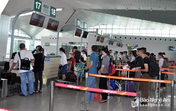 Hành khách làm thủ tục tải cảng hàng không quốc tế Vinh. Ảnh tư liệu