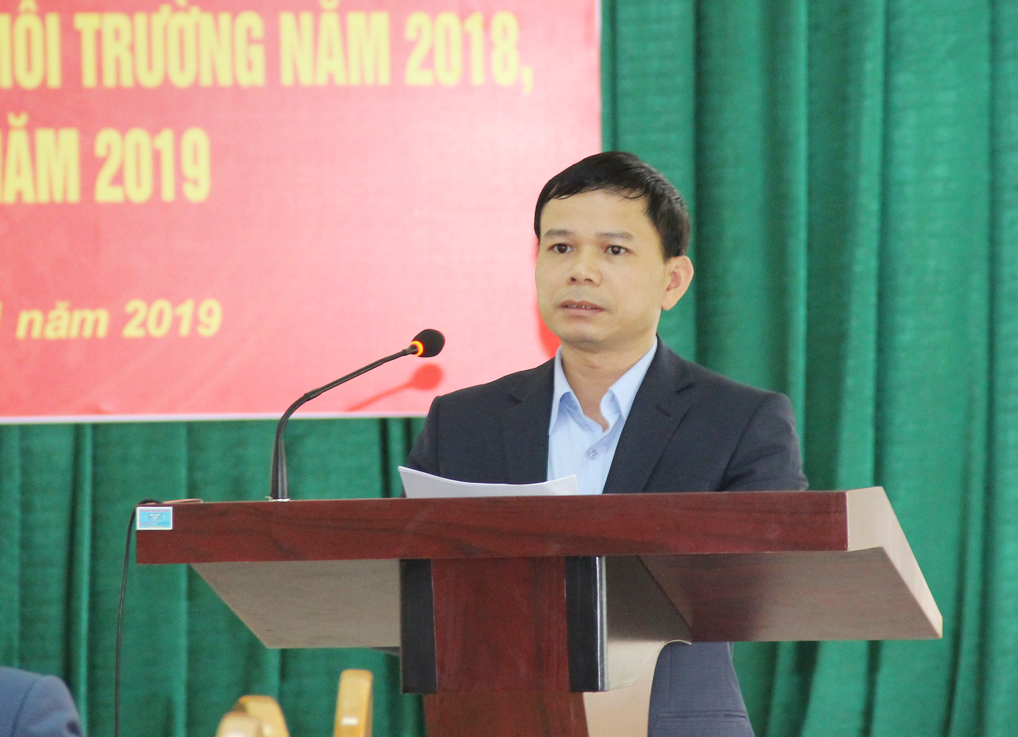 Phó Giám đốc Sở Tài chính Nguyễn Ngọc Đức giải trình làm rõ một số vấn đề tại cuộc thẩm tra. Ảnh: Minh Chi