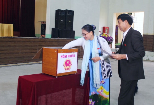 Các đại biểu bỏ phiếu tín nhiệm đối với các chức danh do HĐND huyện Quỳ Hợp bầu. Ảnh: Phan Giang 