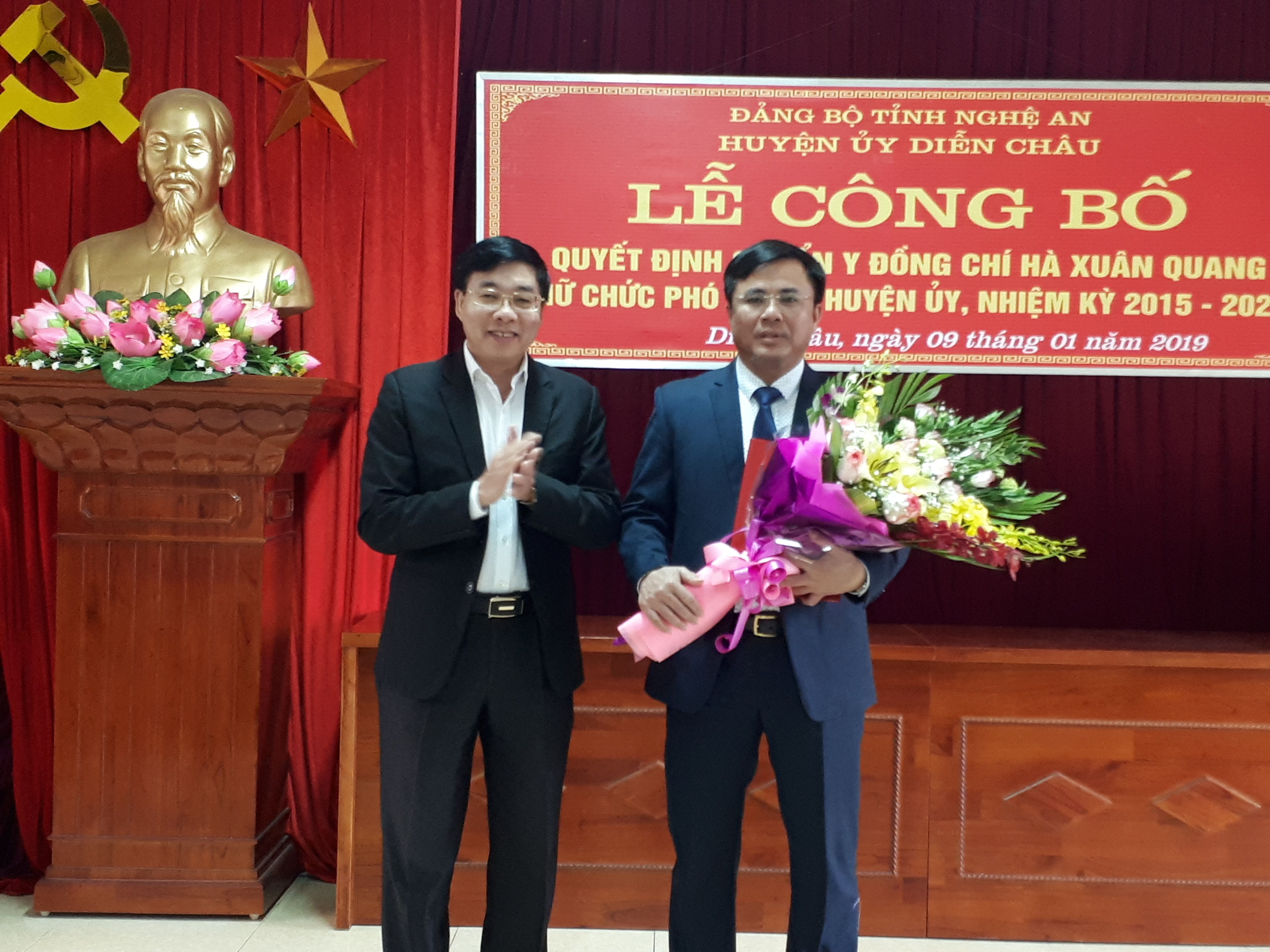Nguyễn Văn Thông – Phó Bí thư Tỉnh ủy đã trao quyết định và tặng hoa chúc mừng đ/c Hà Xuân Quang được bầu giữ chức vụ phó Bí thư Huyện ủy Diễn Châu