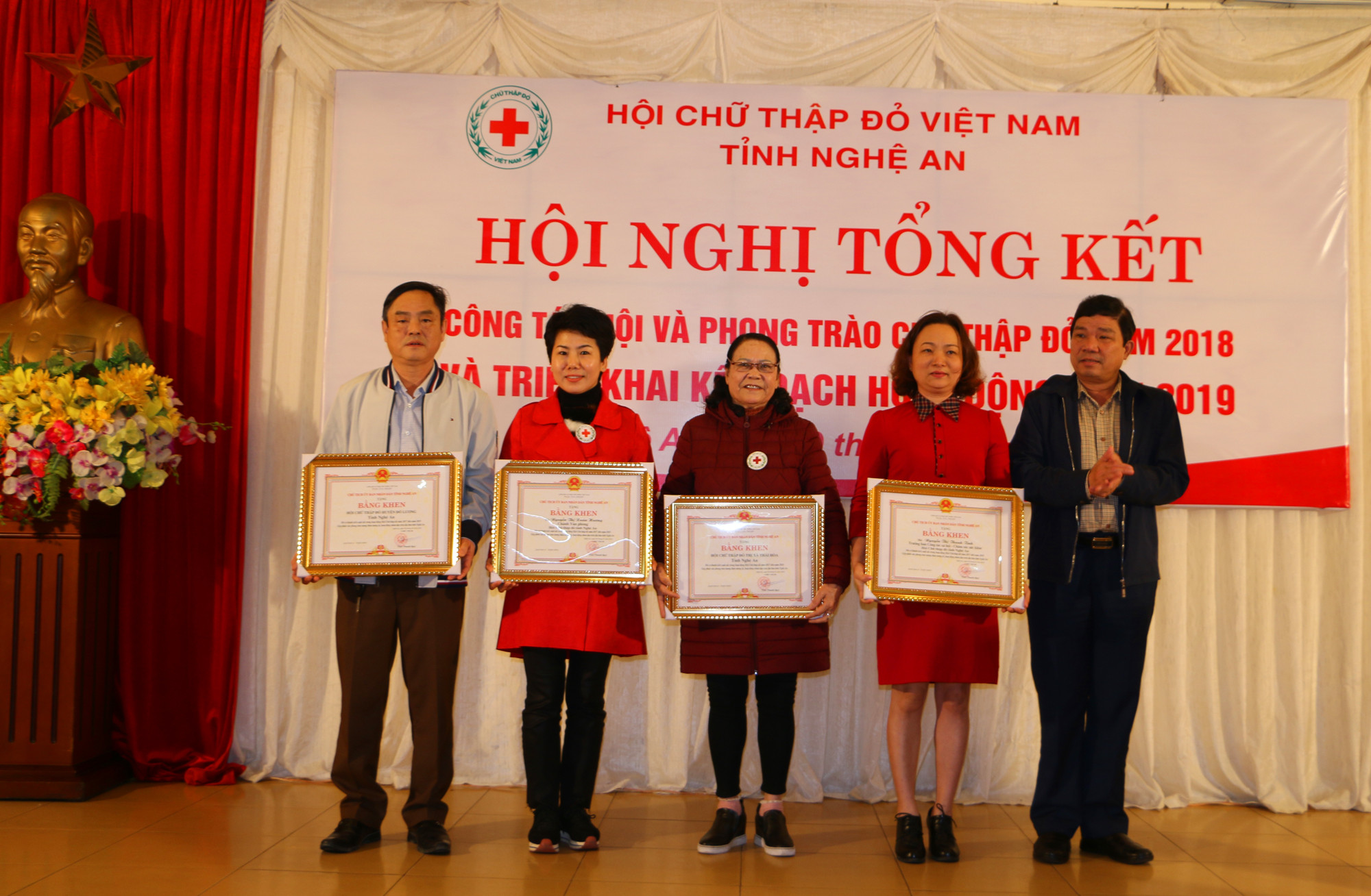 Trao Bằng khen của Chủ tịch UBND tỉnh cho các cá nhân có thành tích xuất sắc trong công tác Hội chữ thập đỏ năm 2018. Ảnh: Nguyễn Hải