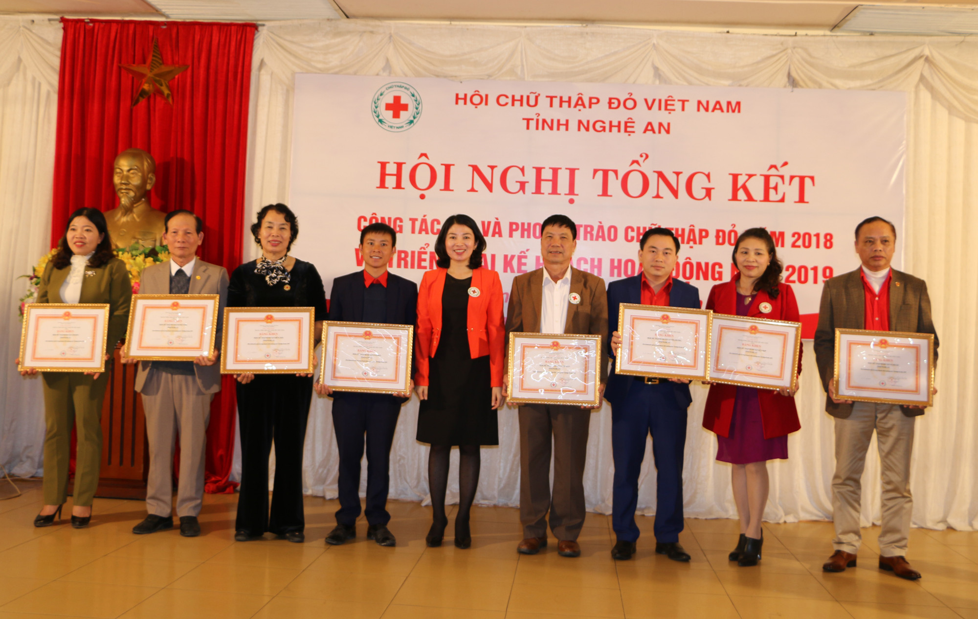 Trao Bằng khen của Trung ương Hội chữ thập đỏ Việt Nam cho các tập thể có thành tích xuất sắc. Ảnh: Nguyễn Hải