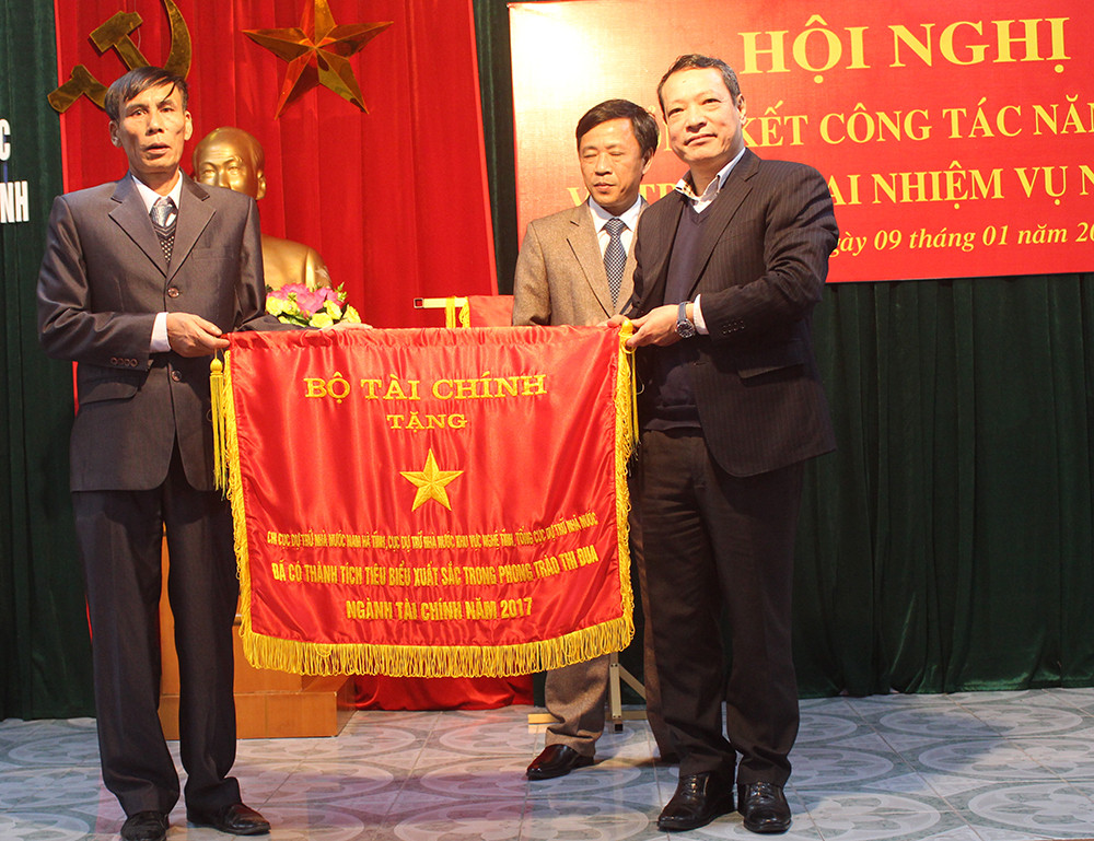 Cục Dự trữ quốc gia khu vực Nghệ Tĩnh nhận cờ thi đua của Bộ Tài chính. Ảnh: Phú Hương