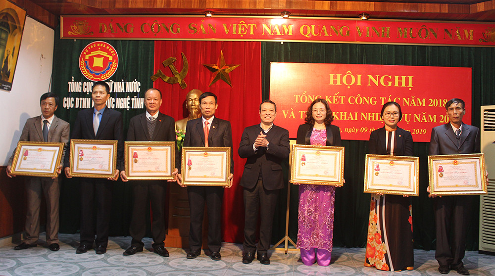 Các tập thể và cá nhân có thành tích xuất sắc nhận Huân chương lao động của Chủ tịch nước. Ảnh: Phú Hương