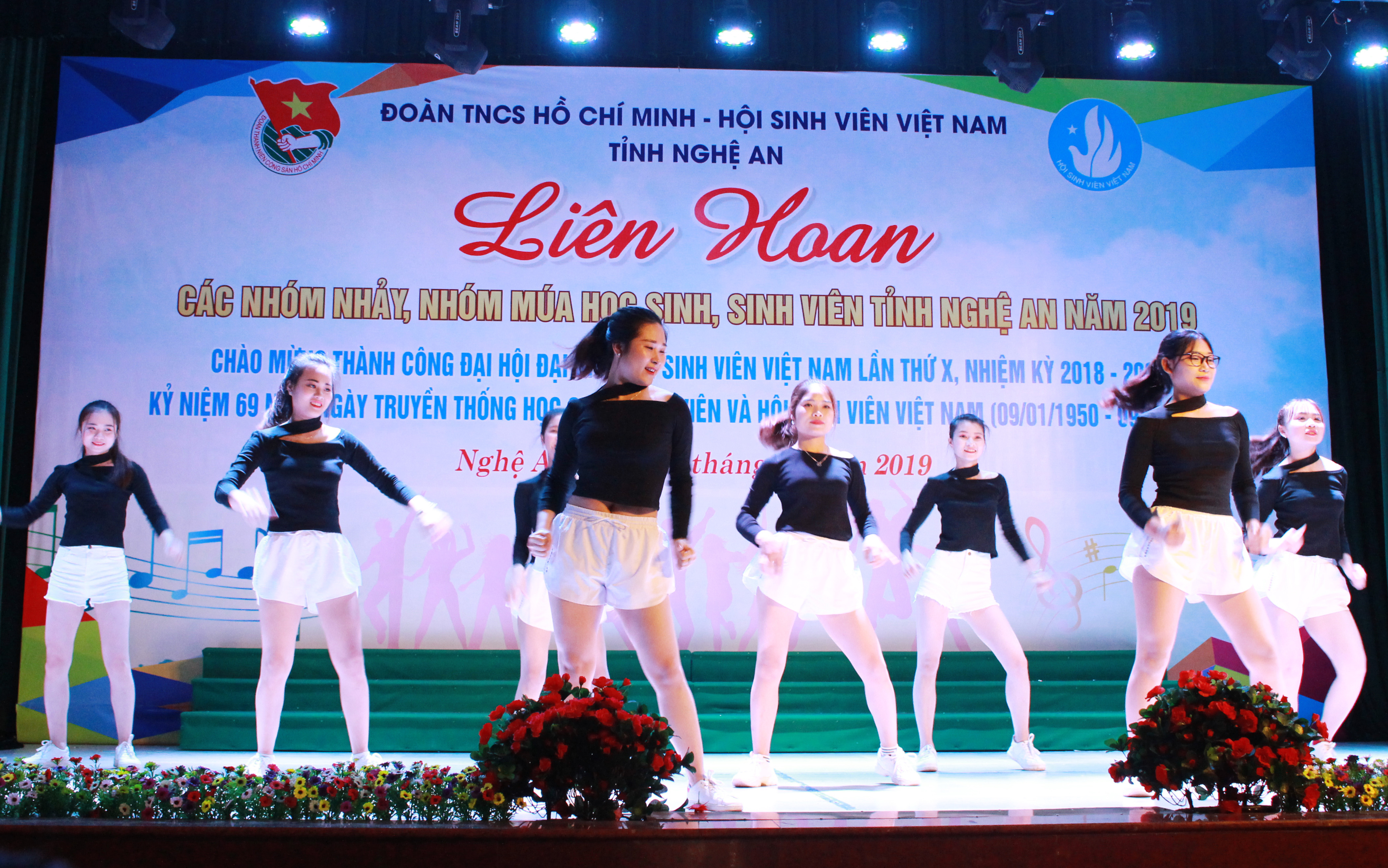 Tiết mục Zumba Liên khúc Litte Appal – Việt Nam ơi của trường Cao đẳng Sư phạm Nghệ An. Ảnh: Phương Thúy