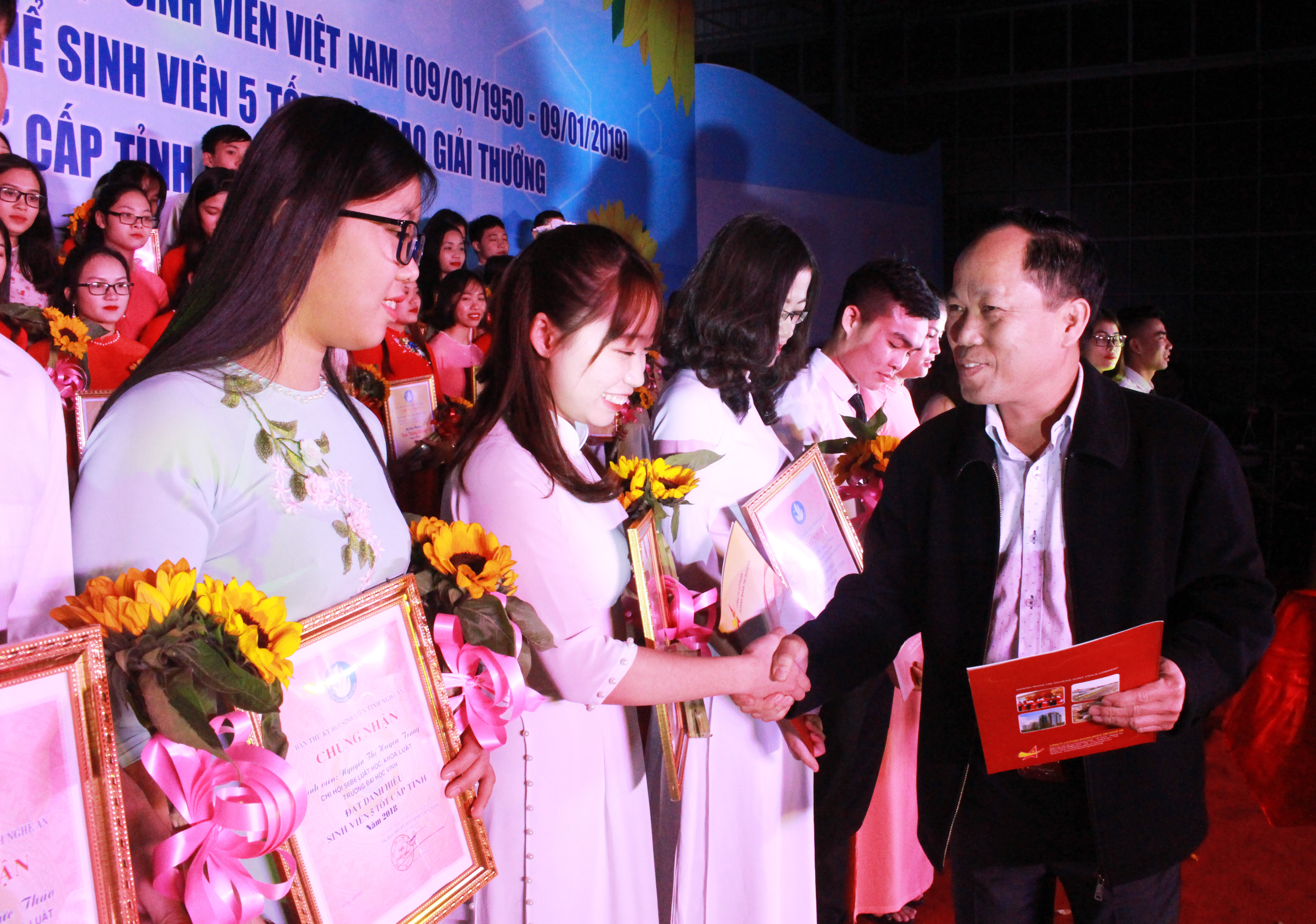 Dịp này, Hiệp hội Doanh nghiệp tỉnh Nghệ An quyết định tiếp nhận, hỗ trợ và trao quà cho 12 sinh viên 5 tốt tỉnh Nghệ An năm 2019. Ảnh: Phương Thúy