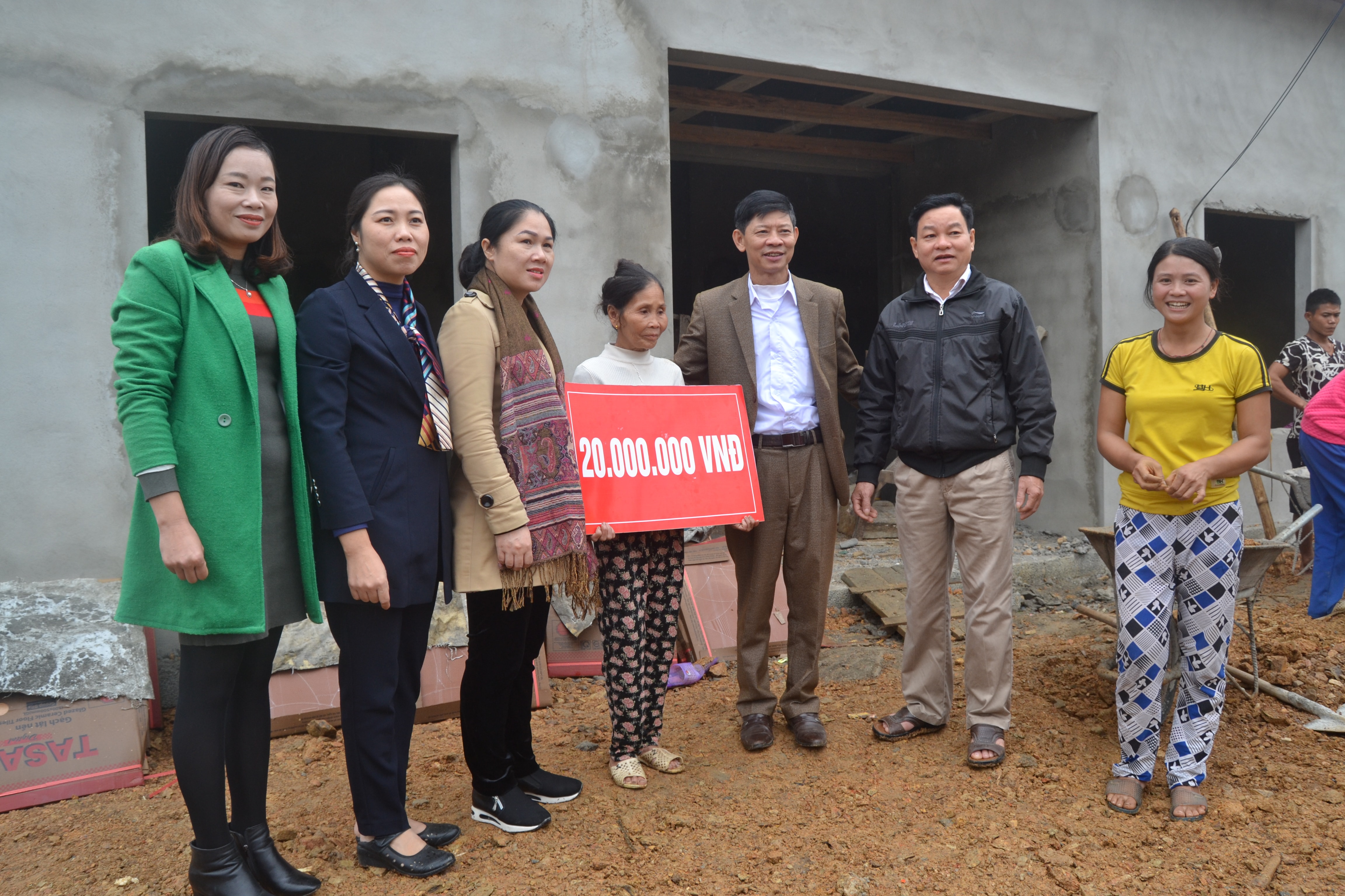 Mặt trận TQ huyện Con Cuông và chính quyền địa phương trao tiền hỗ trợ 20 triệu đồng cho bà Vi Thị Niệm, bản Khe Thơi xã Lạng Khê