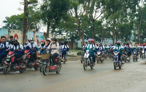 Học sinh vô tư dàn hàng ngang, chiếm hết làn đường trên Quốc lộ 15, đoạn qua thị trấn Đô Lương. Ảnh tư liệu