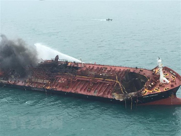Tàu chở dầu Aulac Fortune bốc cháy ngoài khơi Hong Kong, Trung Quốc ngày 8/1/2019. Nguồn: AFP/TTXVN