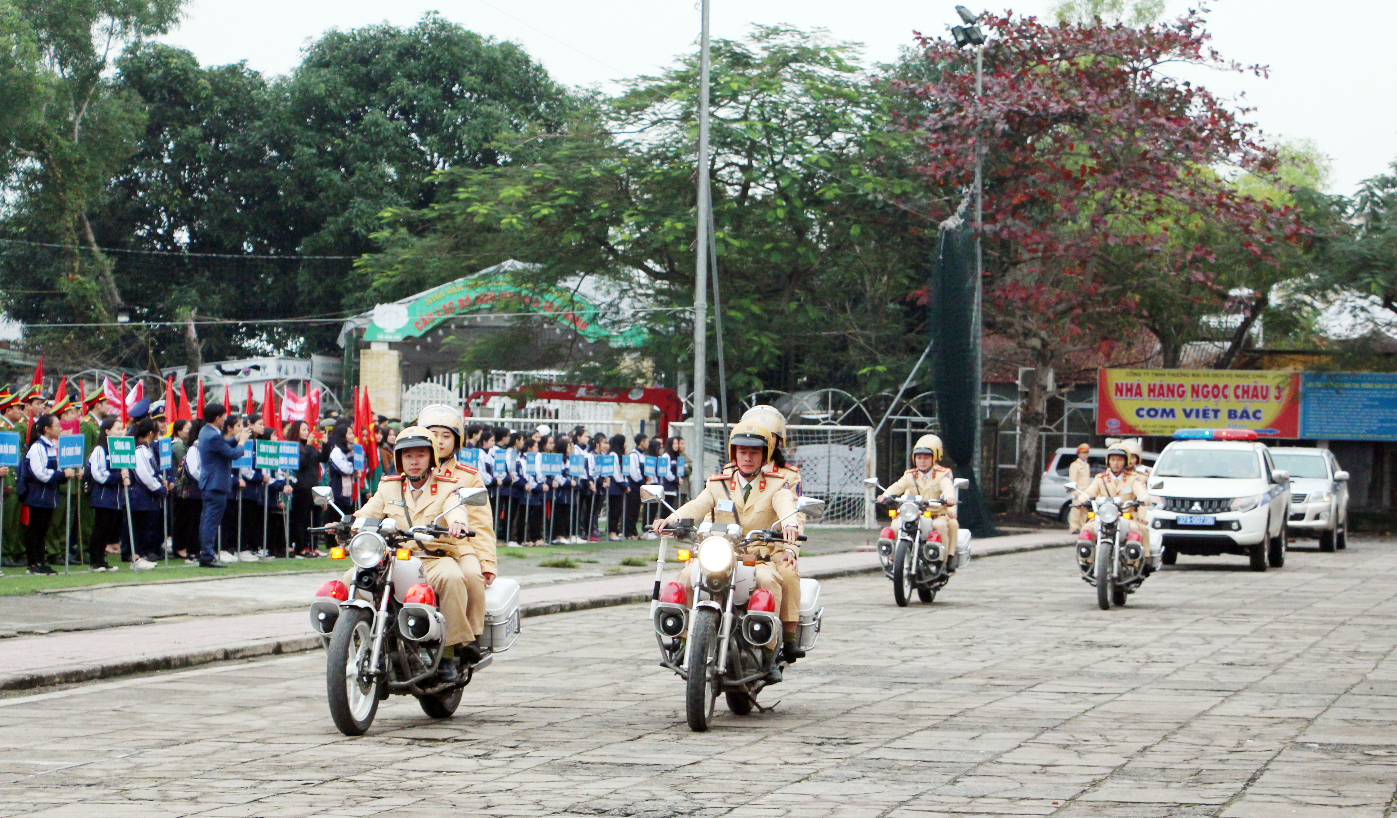 Các lực lượng diễu hành hưởng ứng lễ phát động. Ảnh: Mỹ Hà