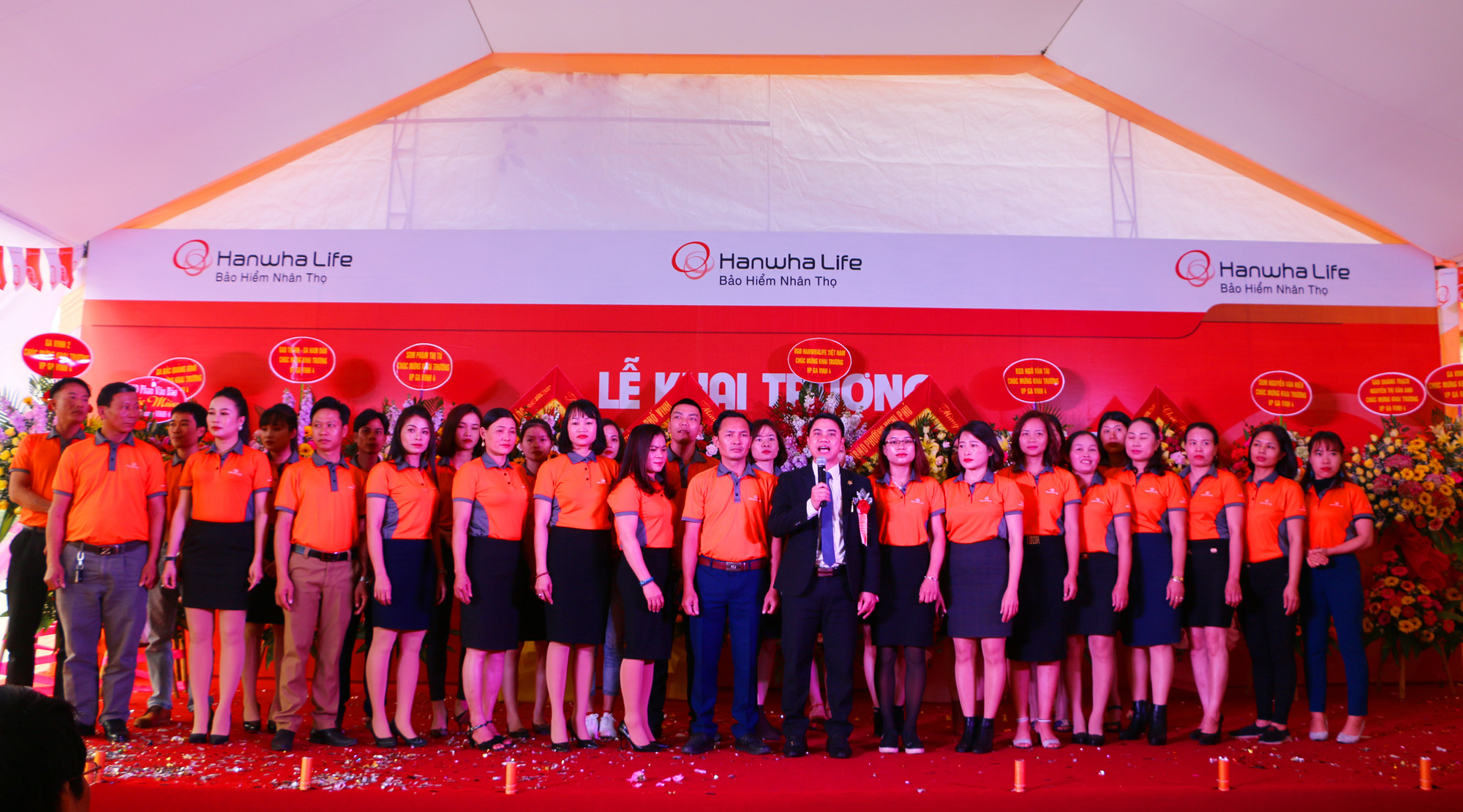 ÔnG Bùi Văn Phong - Giám đốc Văn phòng Tổng đại lý Hanwha Life Vinh 4 cùng tập thể cán bộ của mình ra mắt cam kết thực hiện trách nhiệm của Doanh nghiệp Bảo hiểm. Ảnh: Nguyễn Hải