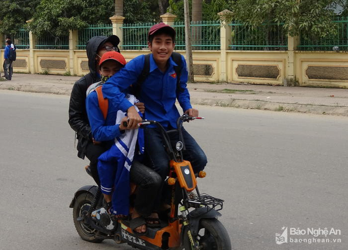 Nhiều em học sinh ở Yên Thành còn chở 3, không đội mũ bảo hiểm khi điều khiển xe máy điện. Ảnh: Thái Hồng