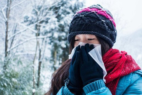 Khi mắc cảm cúm tránh ra ngoài khi thời tiết lạnh.
