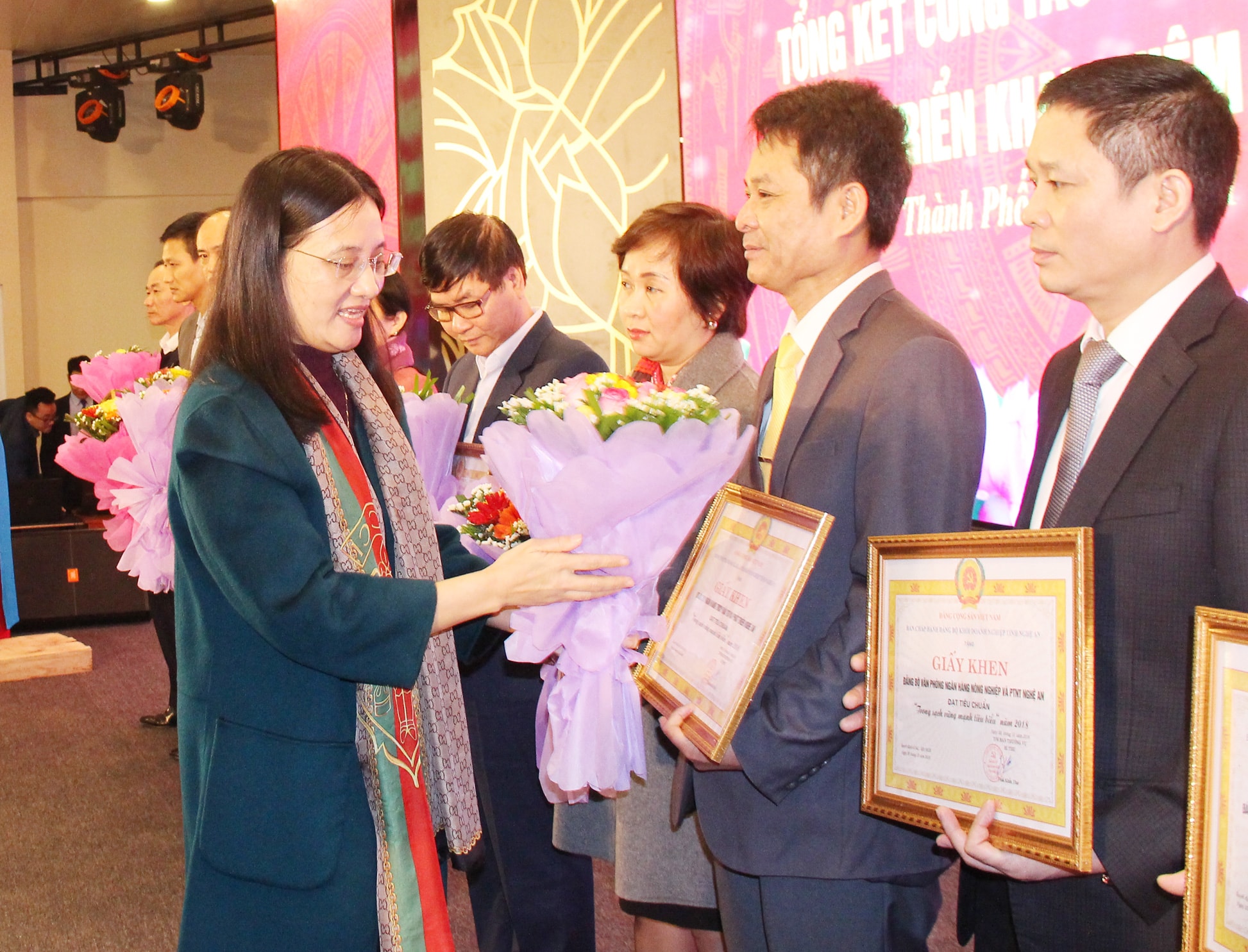 Đồng chí Cao Thị Hiền trao Giấy khen cho 12 tổ chức cơ sở đảng đạt tiêu chuẩn Trong sạch vững mạnh tiêu biểu năm 2018. Ảnh: Mai Hoa