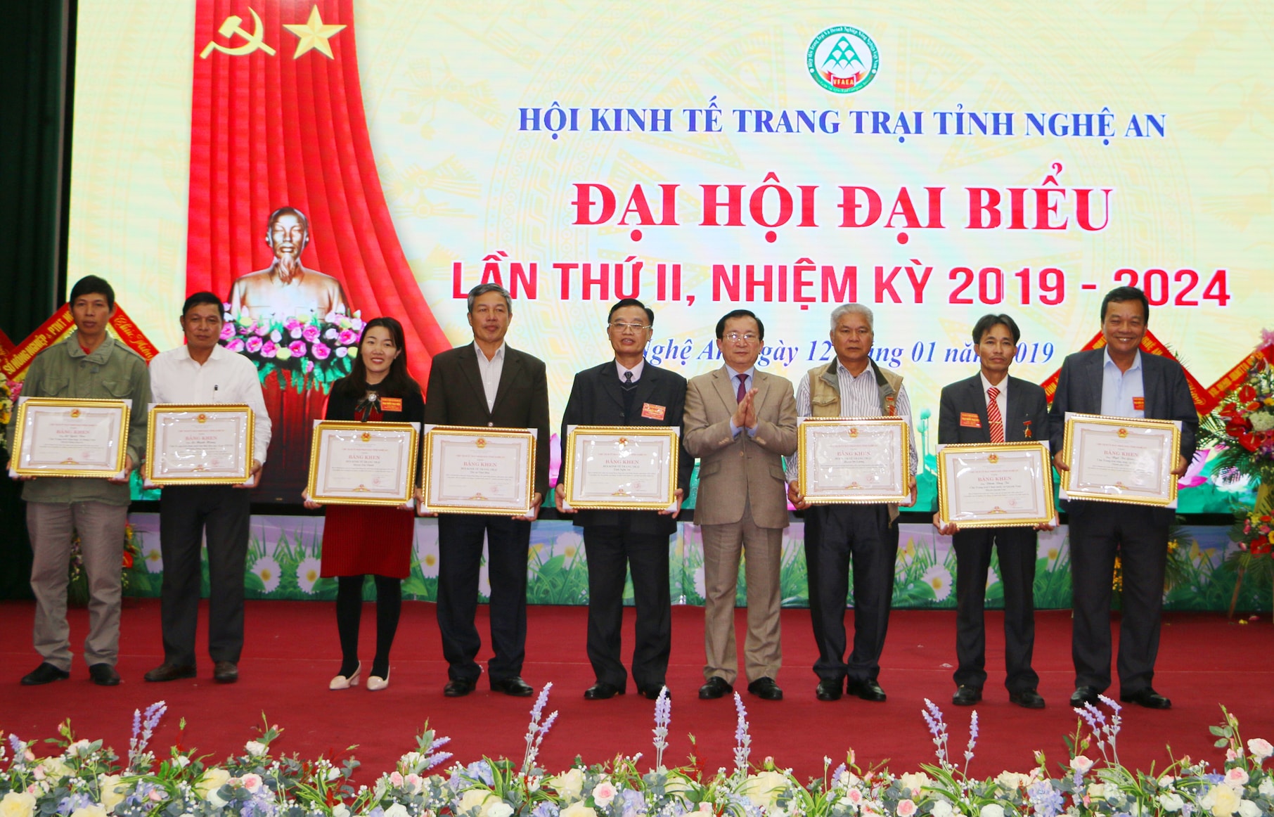 Đồng chí Đinh Viết Hồng - Phó Chủ tịch UBND tỉnh trao Bằng khen của Chủ tịch UBND tỉnh cho 4 tập thể và 5 cá nhân có thành tích trong công tác kinh tế trang trại. Ảnh: Nguyễn Hải
