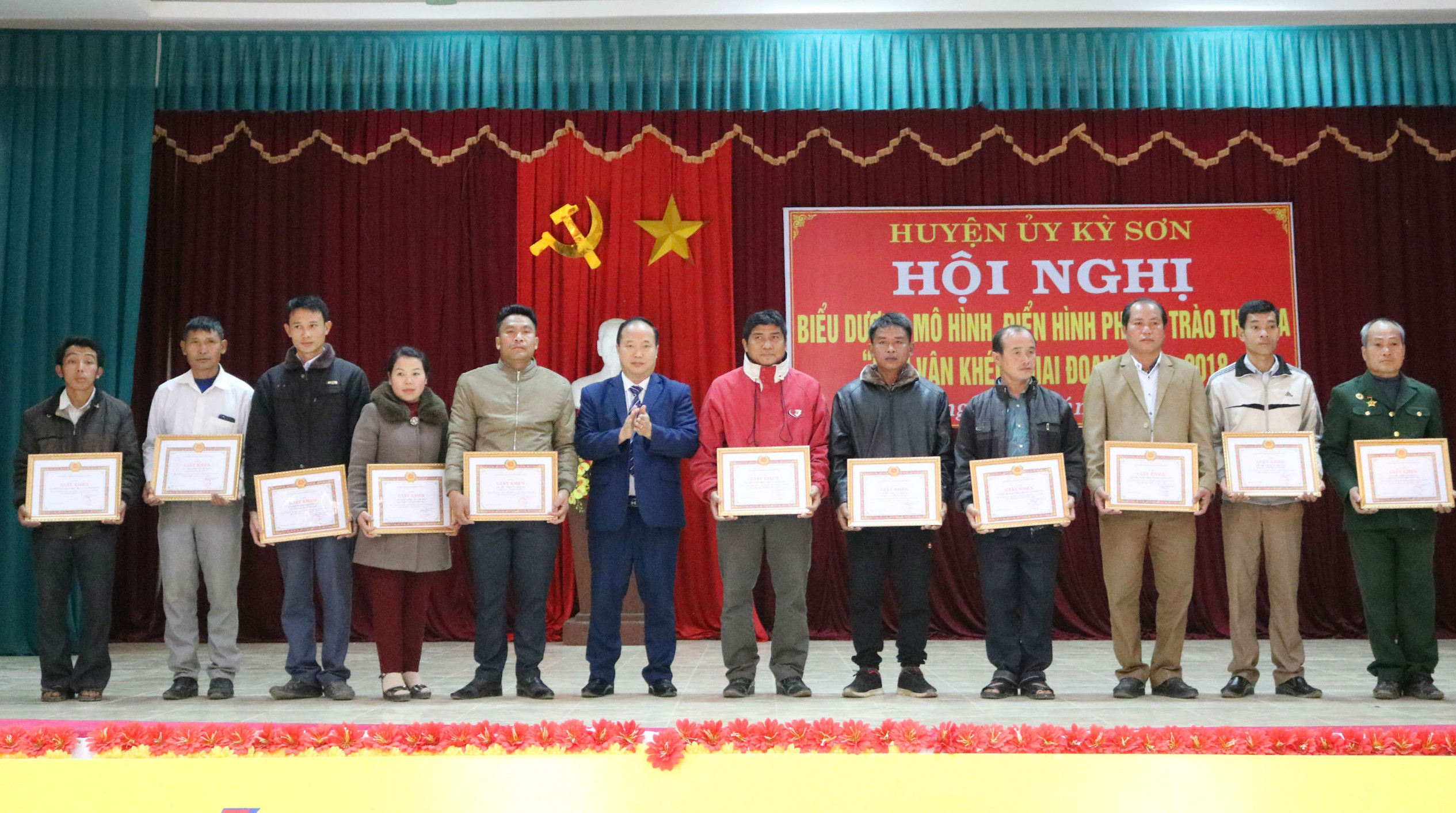  Trao giấy khen cho 24 tập thể tiên tiến trong phong trào dân vận khéo ở Kỳ Sơn