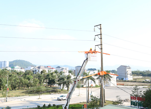 Công ty Điện lực Nghệ An ứng dụng công nghệ sửa chữa điện nóng hotline trên lưới điện 22kV